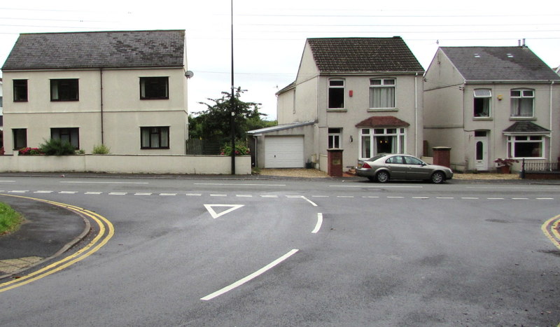 File:Pontarddulais Road houses, Llangennech - geograph.org.uk - 4629644.jpg