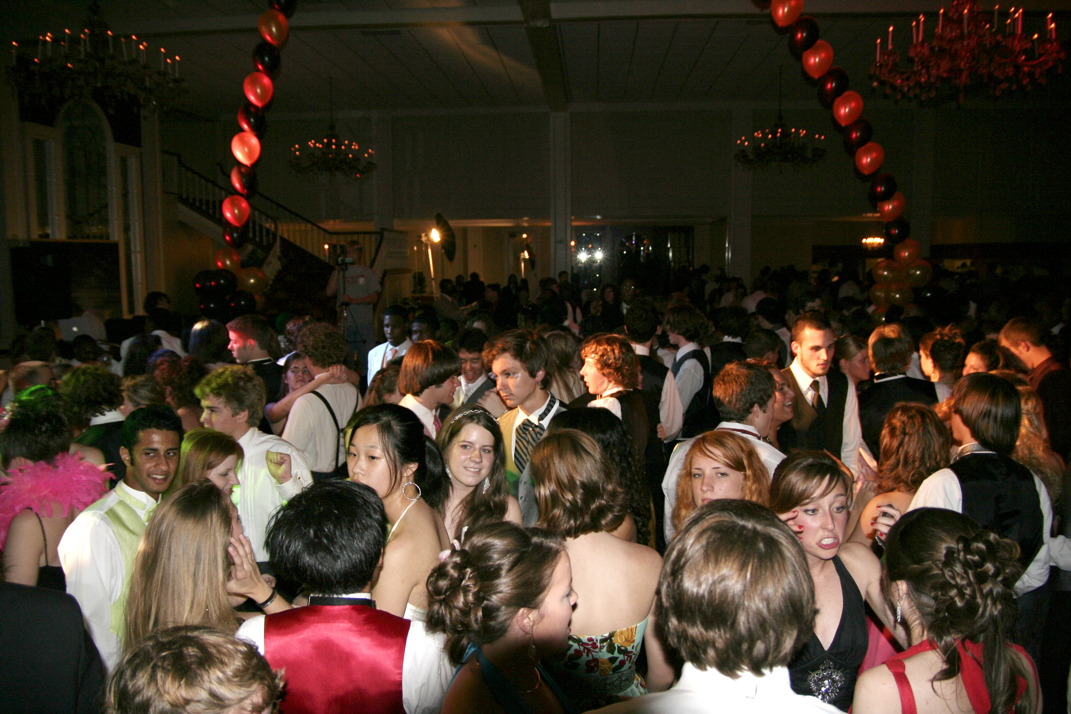 file-prom-crowded-dancefloor-jpg-wikimedia-commons