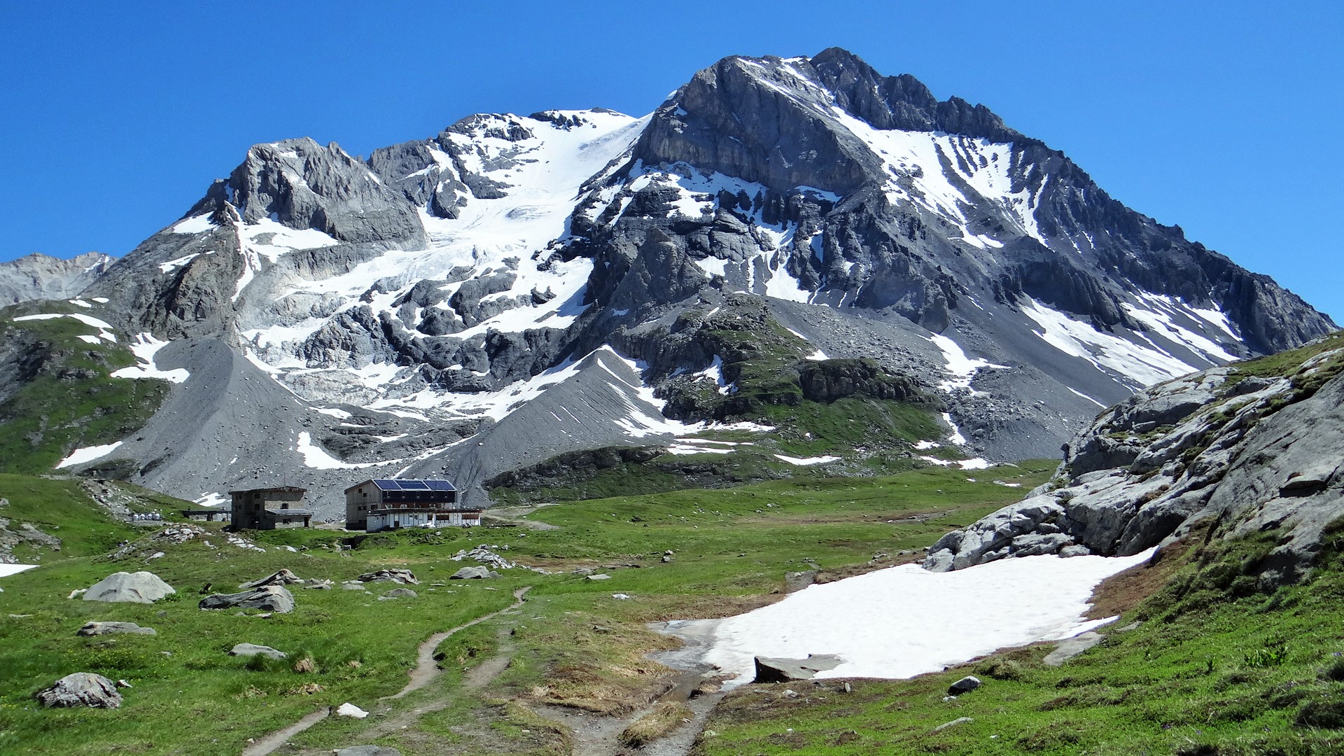 File:Refuge du col de la Vanoise-et Grande Casse(3855m).jpg