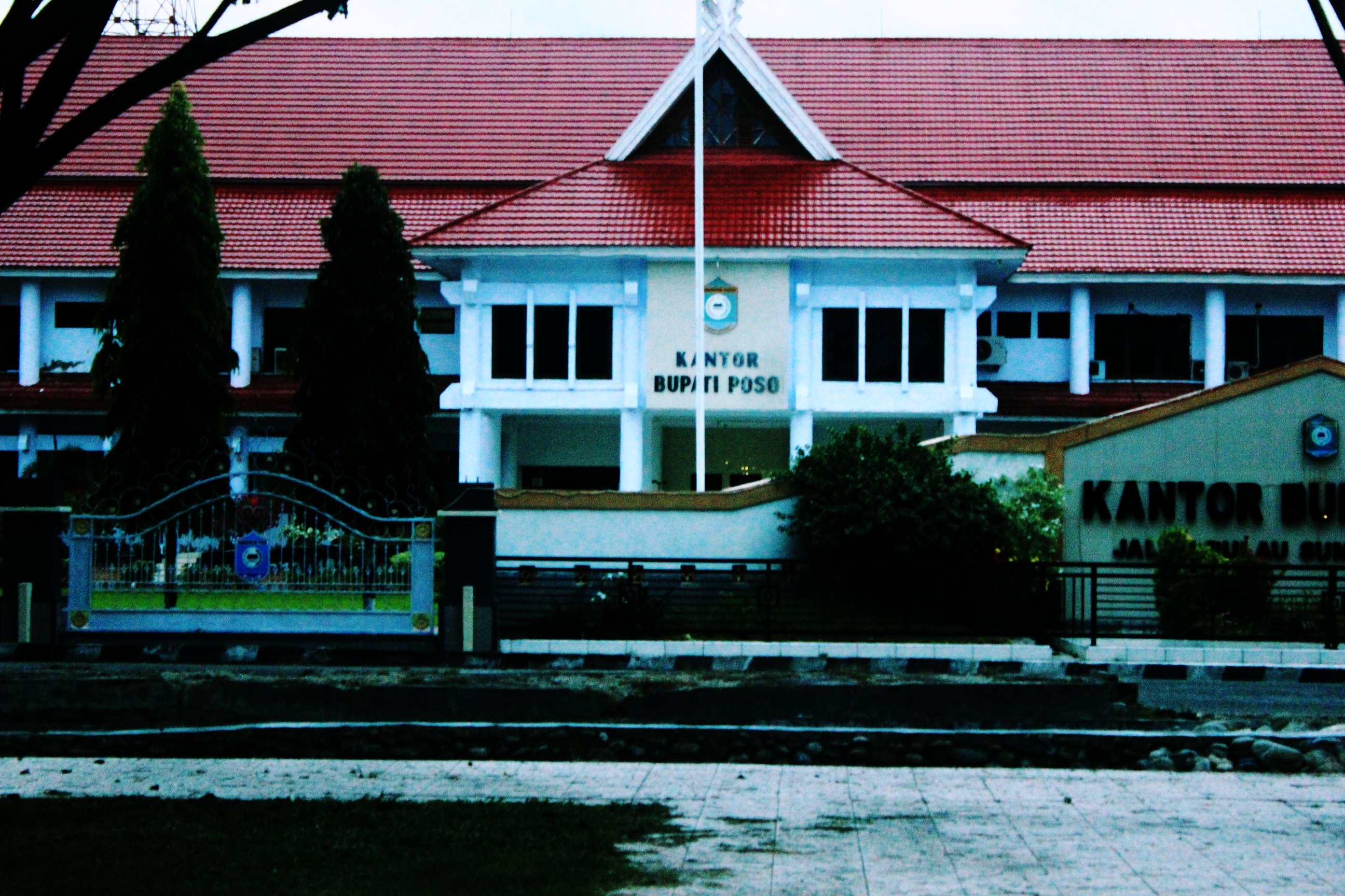 File:Regent Office, Poso Regency (Front side).jpg - Wikimedia Commons