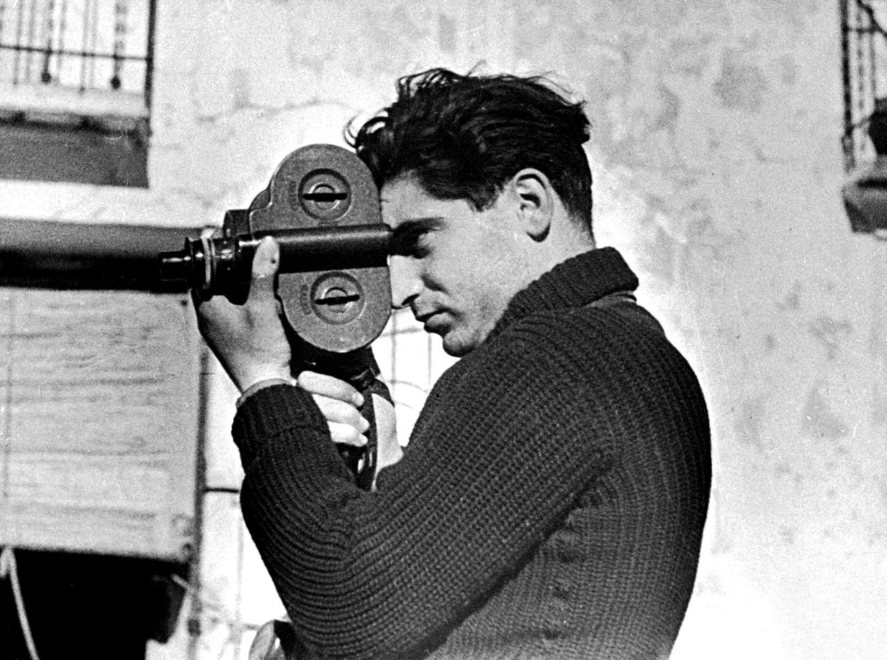 Capa on assignment in Spain, using a [[Eyemo]] 35 mm movie camera, photographed by [[Gerda Taro]]
