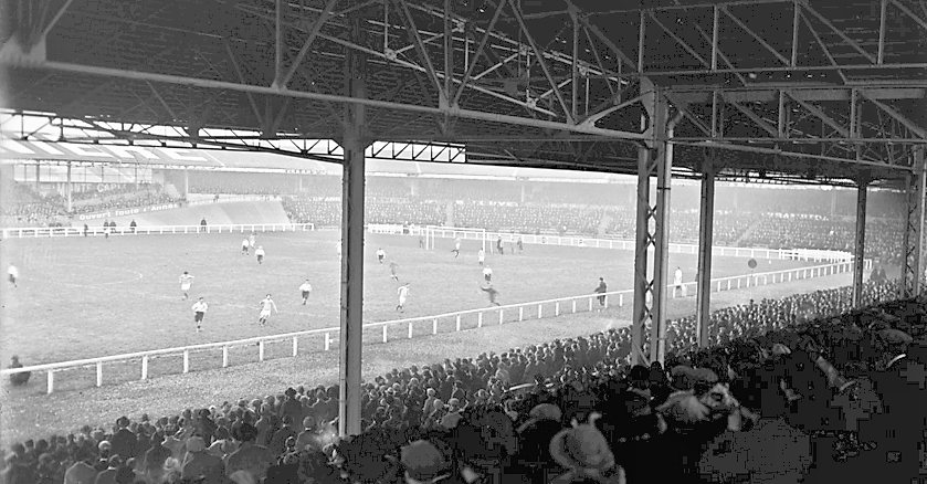 Premier match de football au stade Buffalo de Montrouge, au sud de Paris, en 1923.