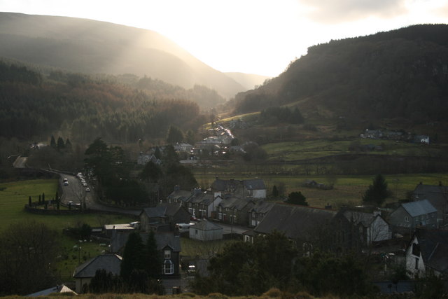 File:Sun over Dolwyddelan - geograph.org.uk - 1092829.jpg