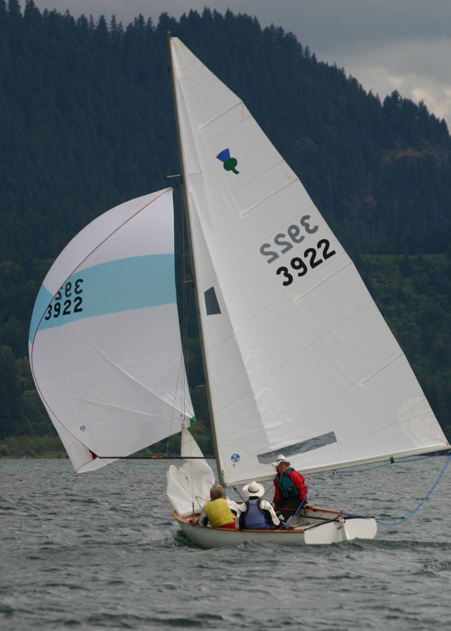 File Thistle Dinghy With Skipper Terry Lettenmaier Sailing Downwind Jpg Wikimedia Commons