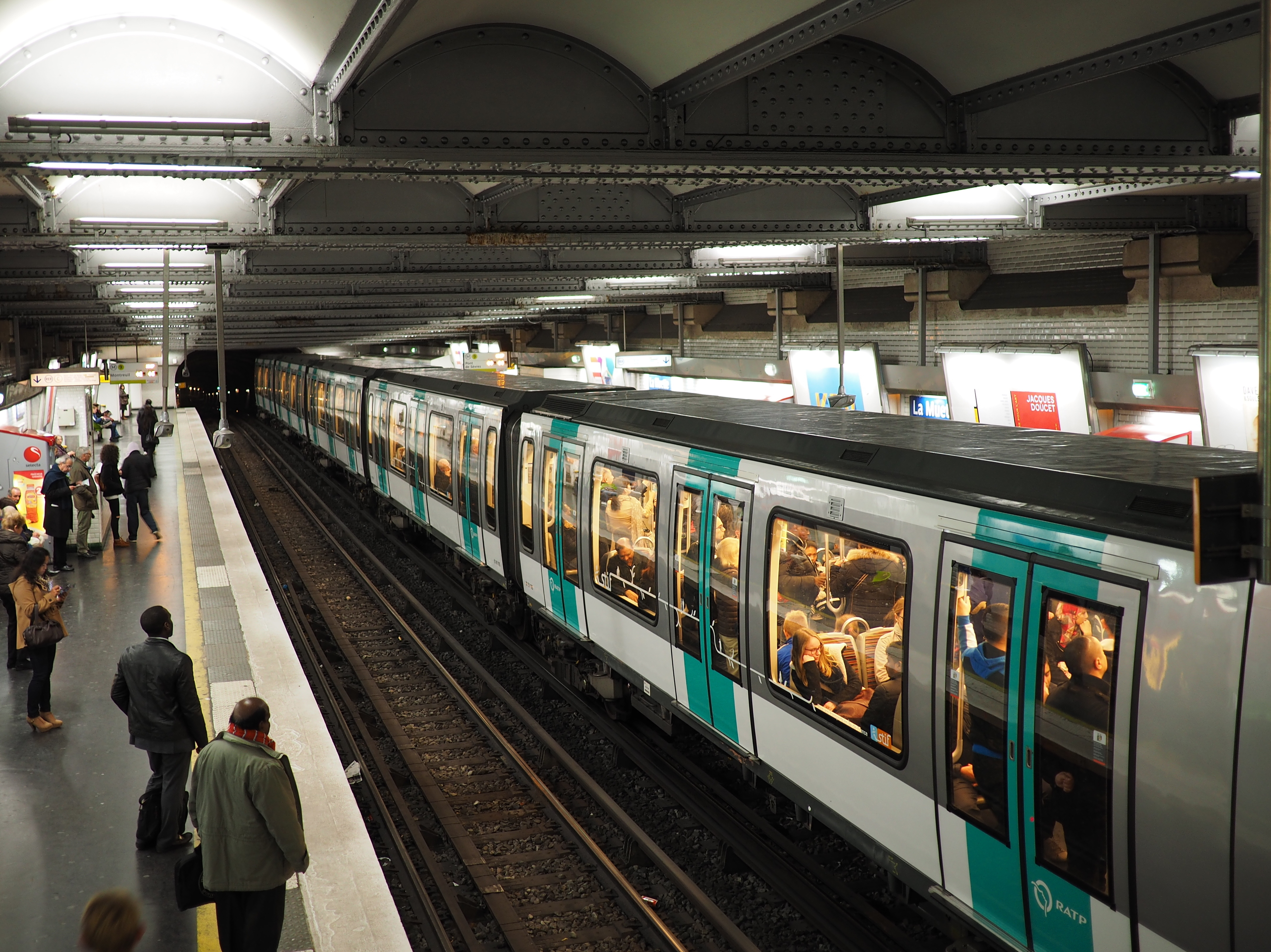 Метрополитены франции. Метро Парижа. Метропоезда Парижа. Станции метро во Франции. Поезд метро Франции.