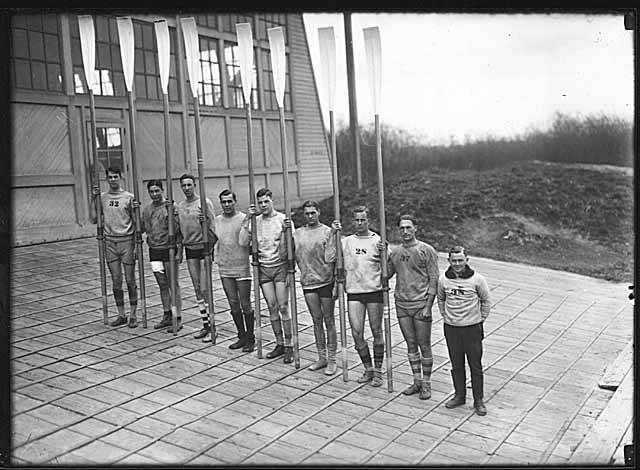 File:University of Washington varsity crew team in front of shellhouse, Seattle, 1924 (MOHAI 2084).jpg