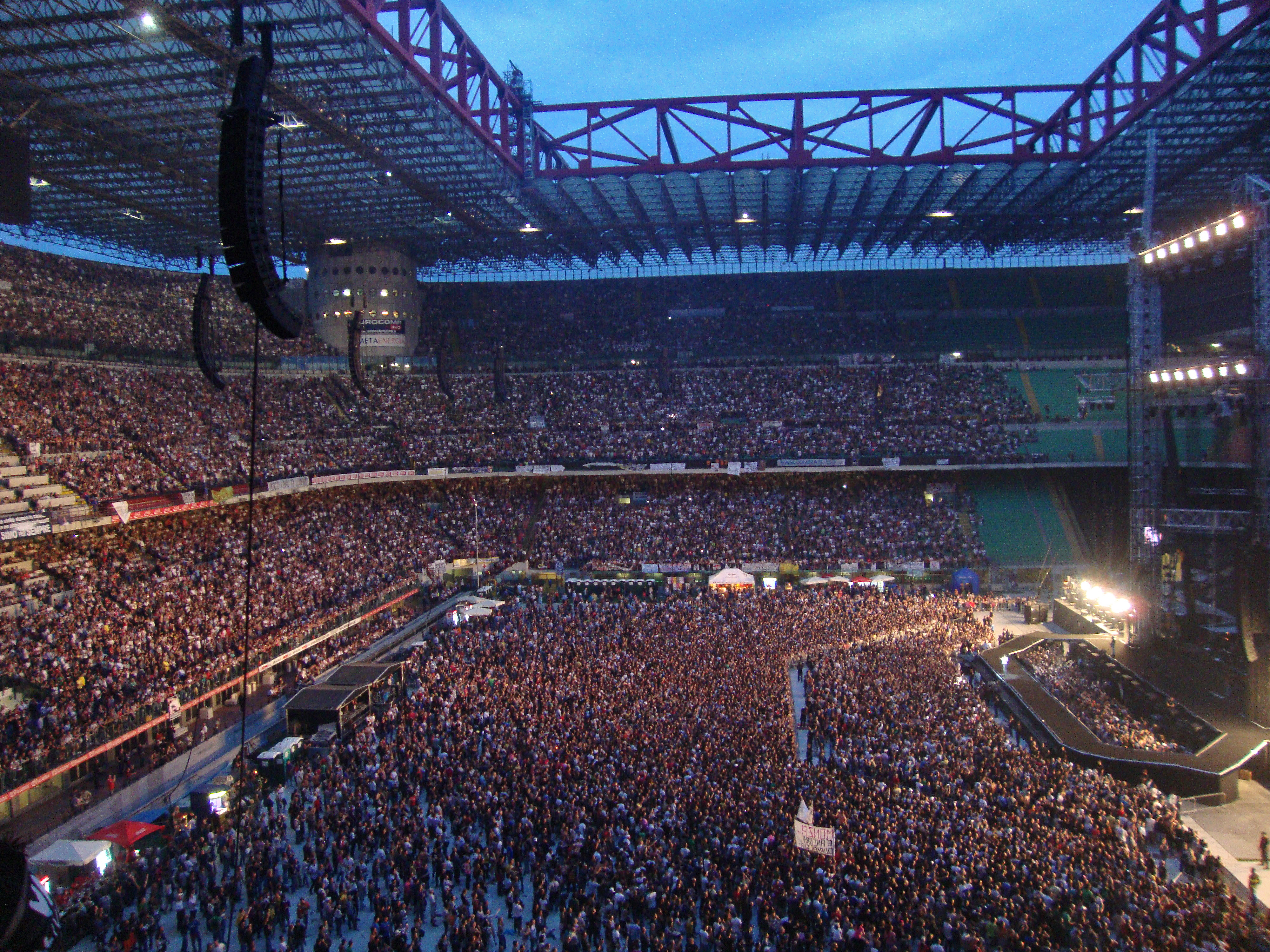 File:Vasco Rossi "Live Kom 2011 Tour" San Siro, Milano (8151544924).jpg -  Wikimedia Commons