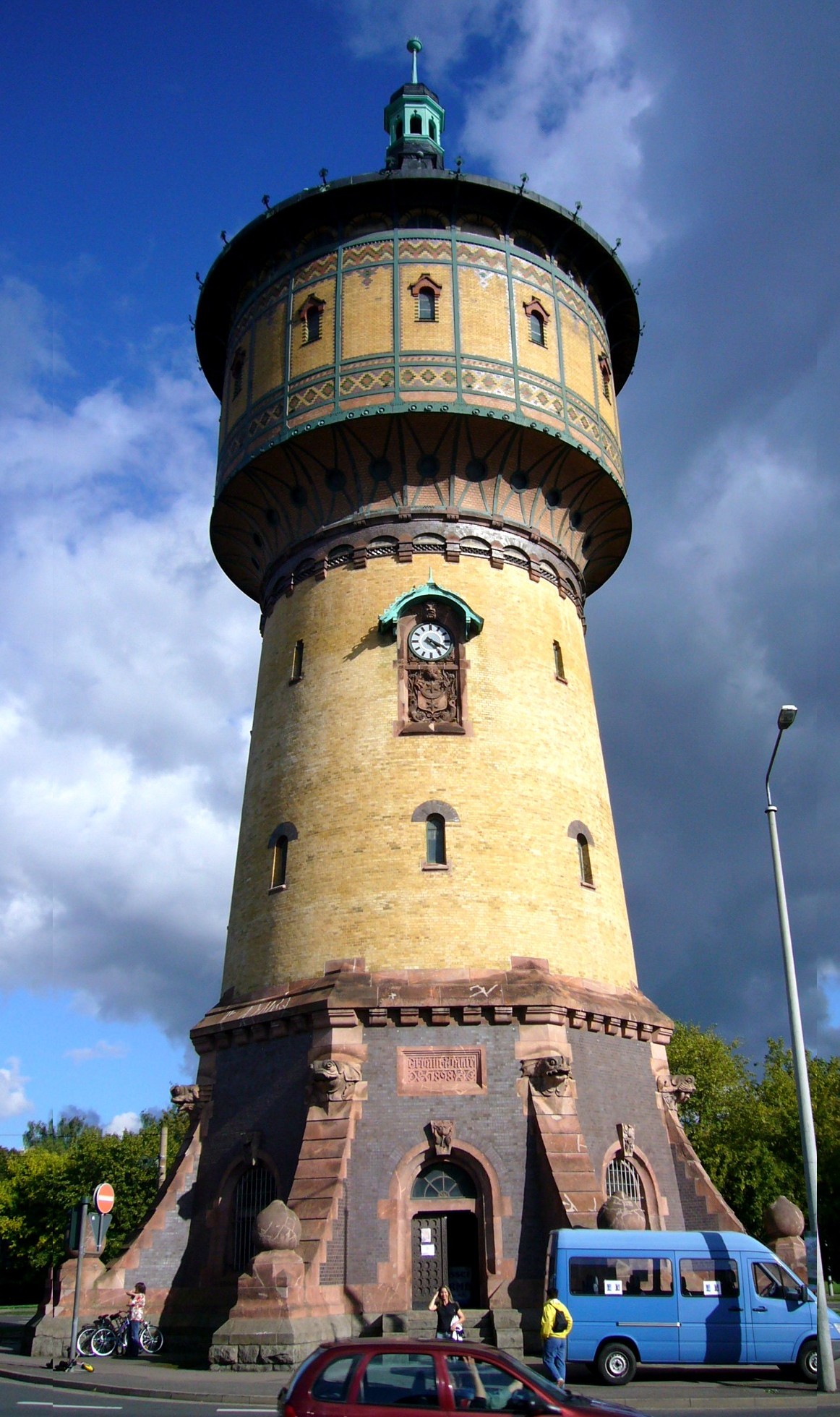 https://upload.wikimedia.org/wikipedia/commons/6/63/Wasserturm_Nord_Halle_II.JPG