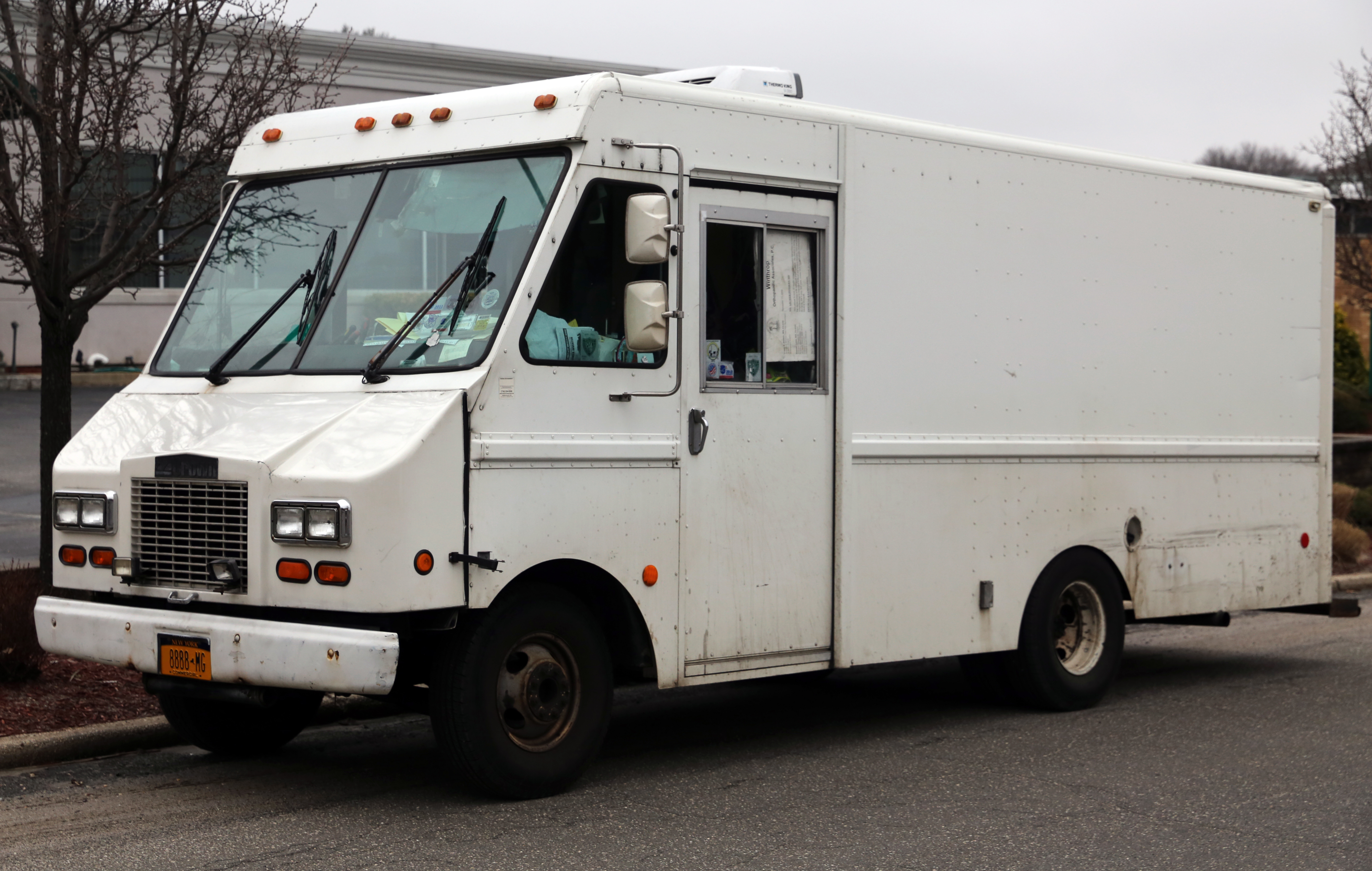 File:1997 Chevrolet P30 step van, left 