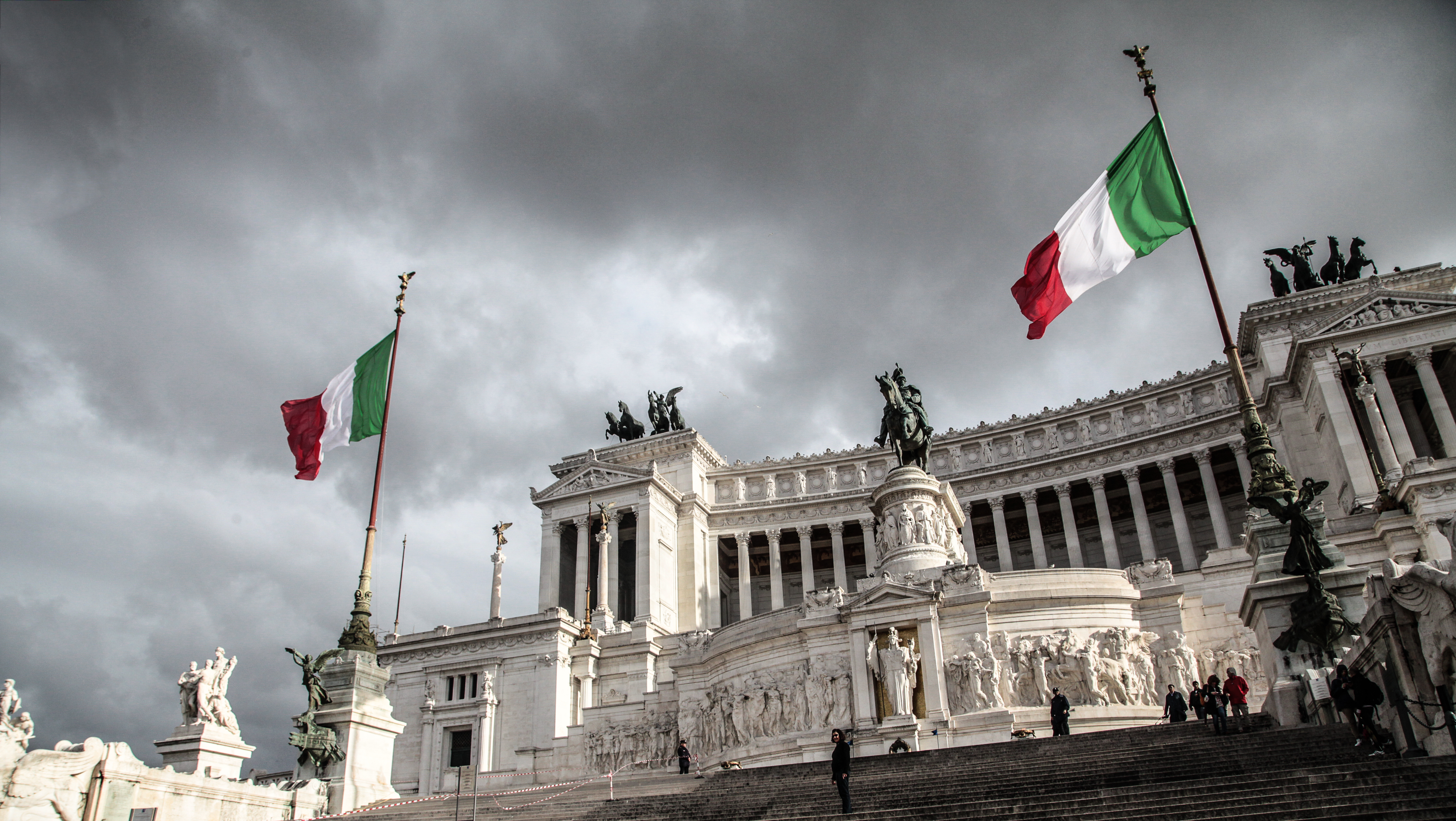 Италия какая республика. Рим правительство Италии. Здание правительства Италии. Сенат Италии. Парламент Италии здание.