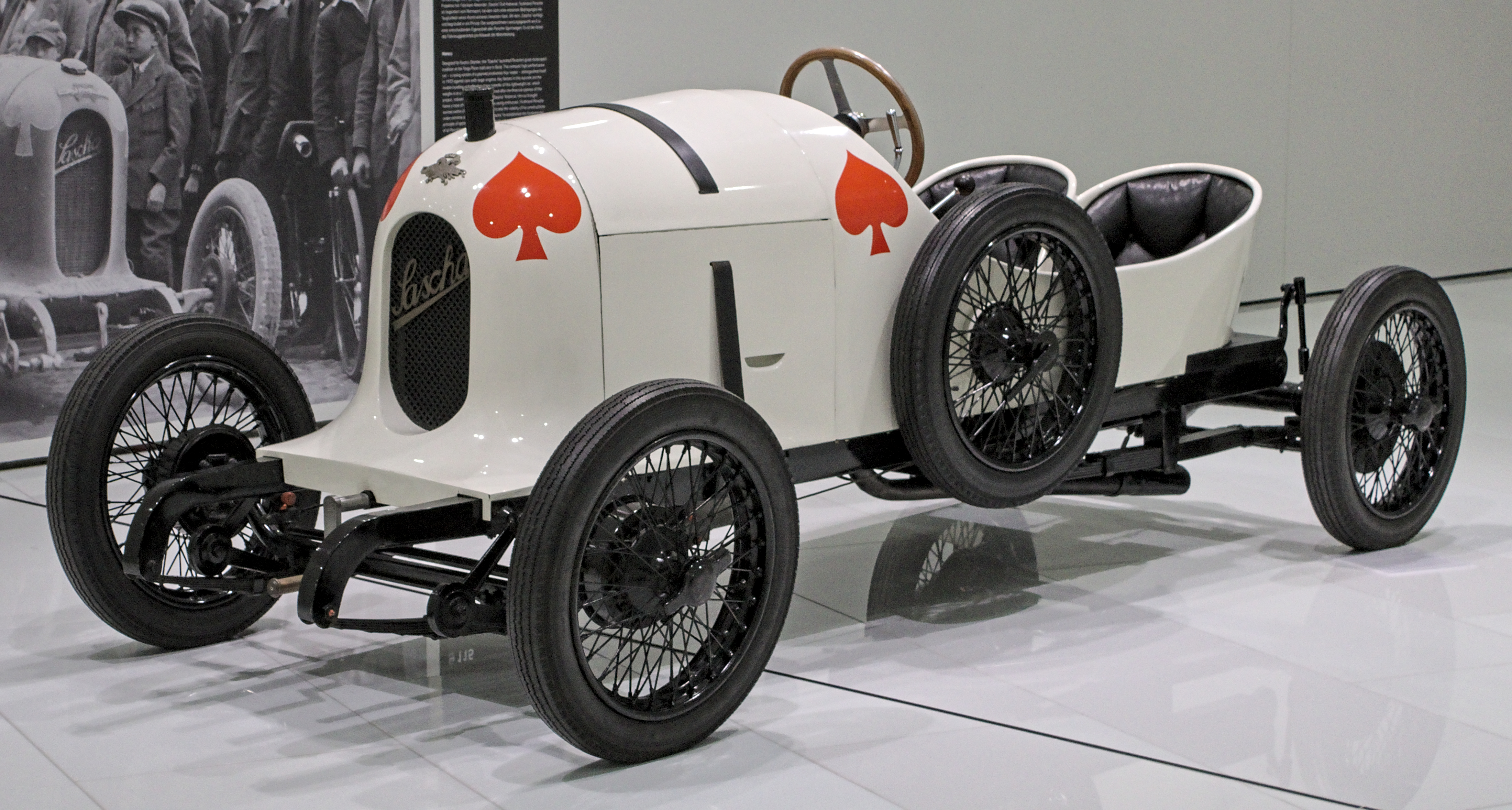 File:Porsche Museum IMG 20141112 120952 (15851688255).jpg - Wikimedia  Commons
