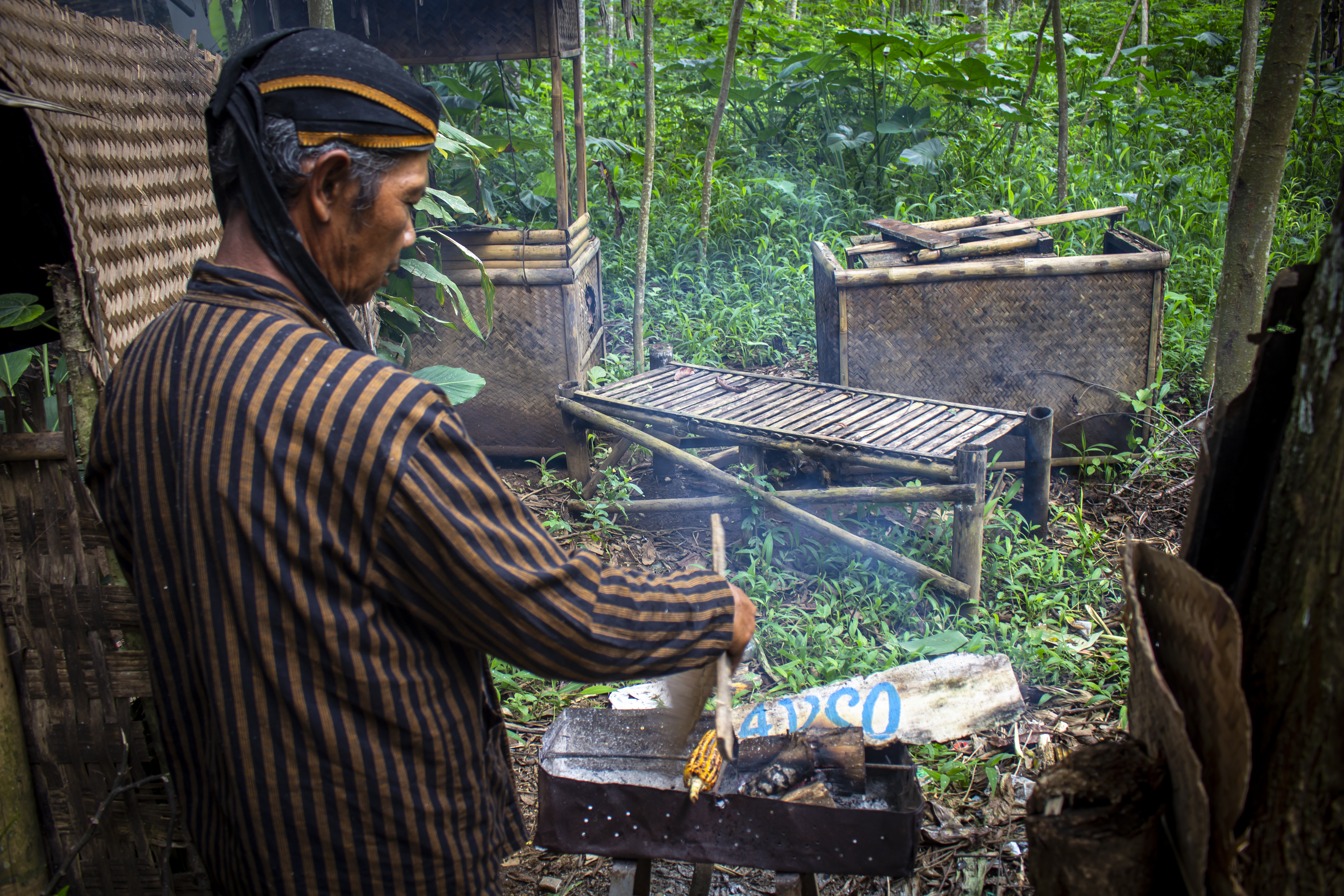 File Bapak Dengan Pakaian Adat Jawa Sedang Membakar Jagung Jpg Wikimedia Commons