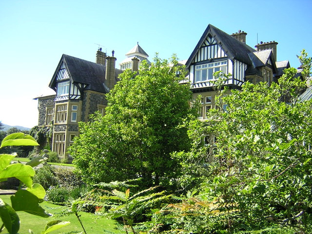 File:Bodnant House through vegetation - geograph.org.uk - 518928.jpg