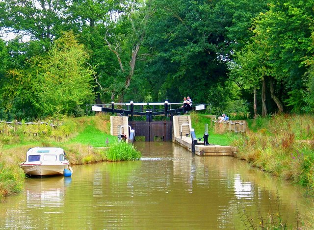 File:Brewhurst Lock, Wey and Arun Canal - geograph.org.uk - 1436603.jpg