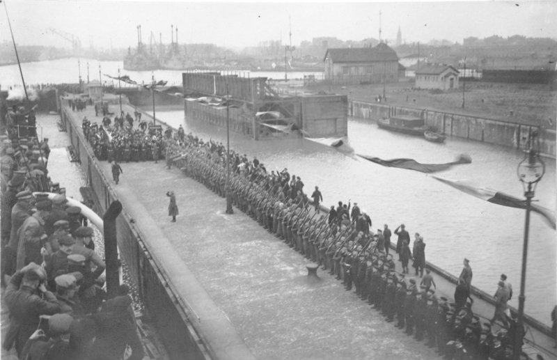File:Bundesarchiv Bild 116-424-134, Wilhelmshaven, Rückkehr von Kriegsgefangenen.jpg