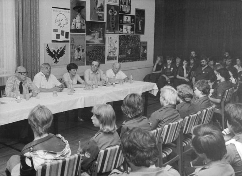 Hans Jacobus (2. v. l.) 1979 bei einem Forum mit Jugendlichen in Berlin