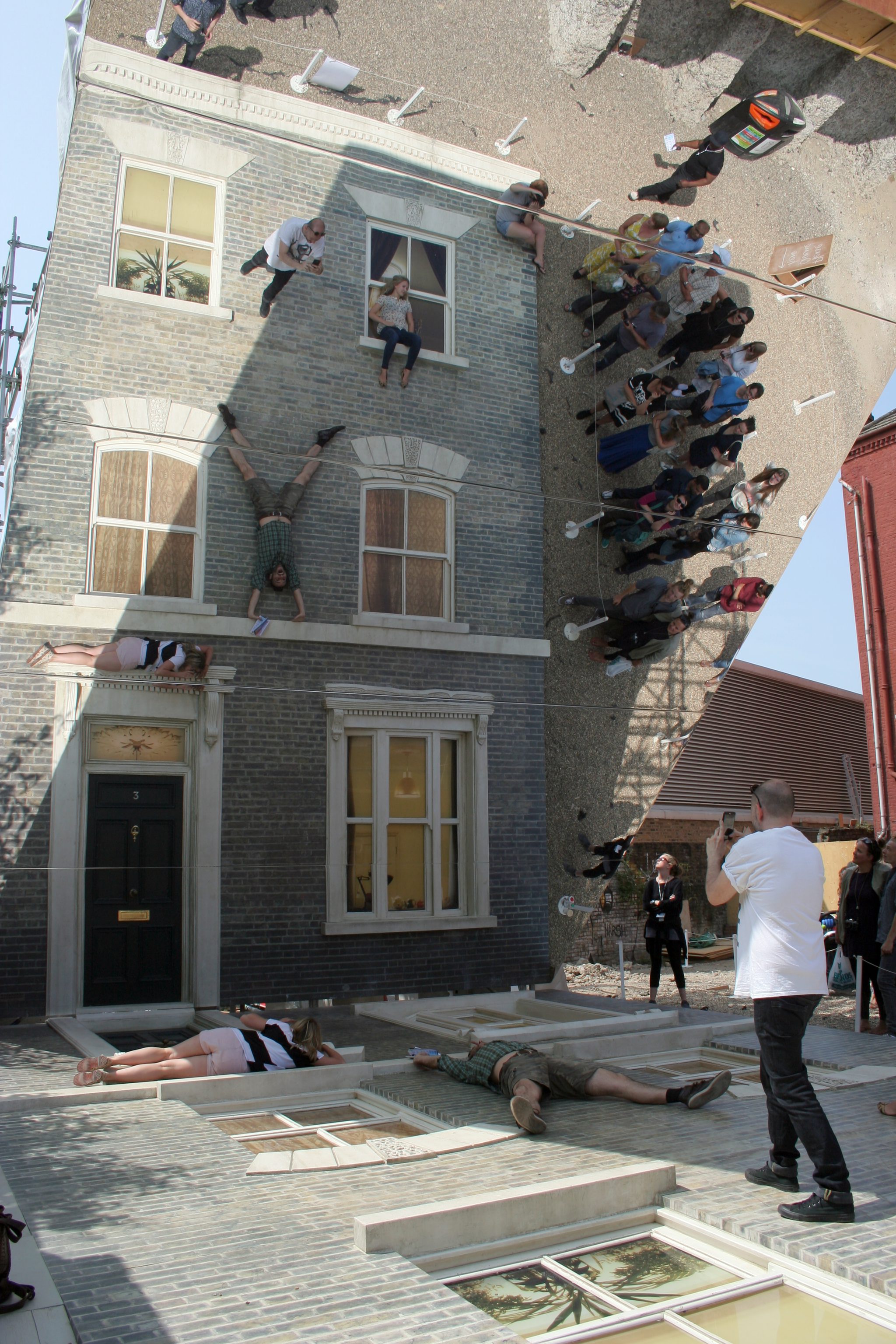 ''Dalston House'' instalación de Leandro Erlich en julio de 2013.