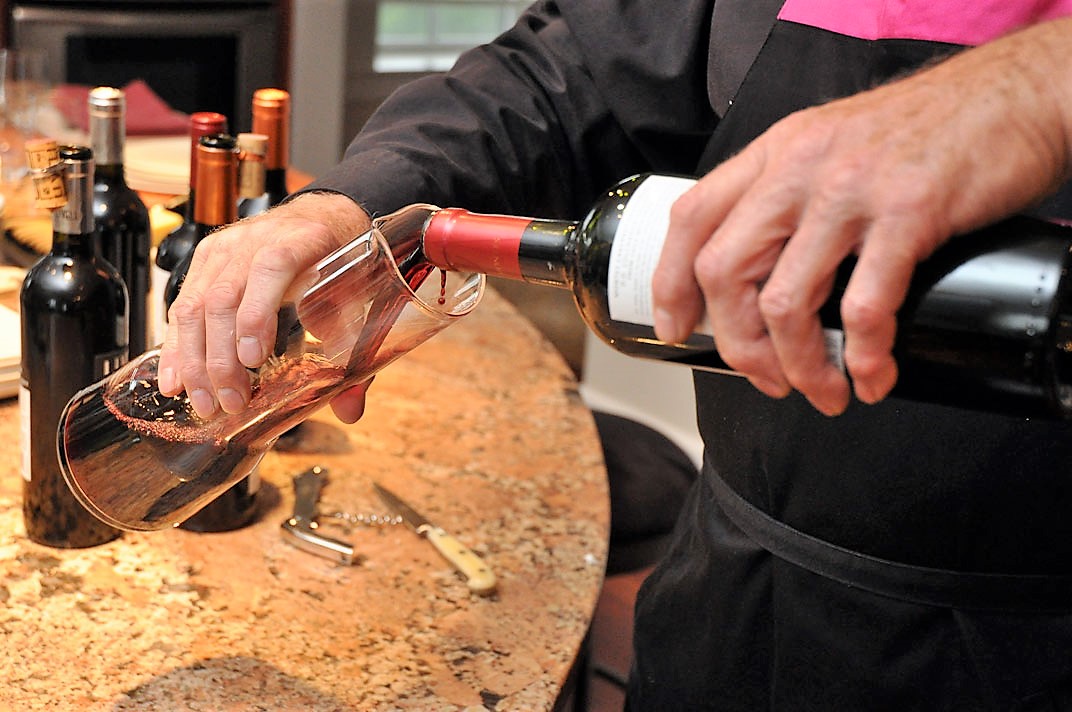 Decanting_red_wine%2C_2011.jpg