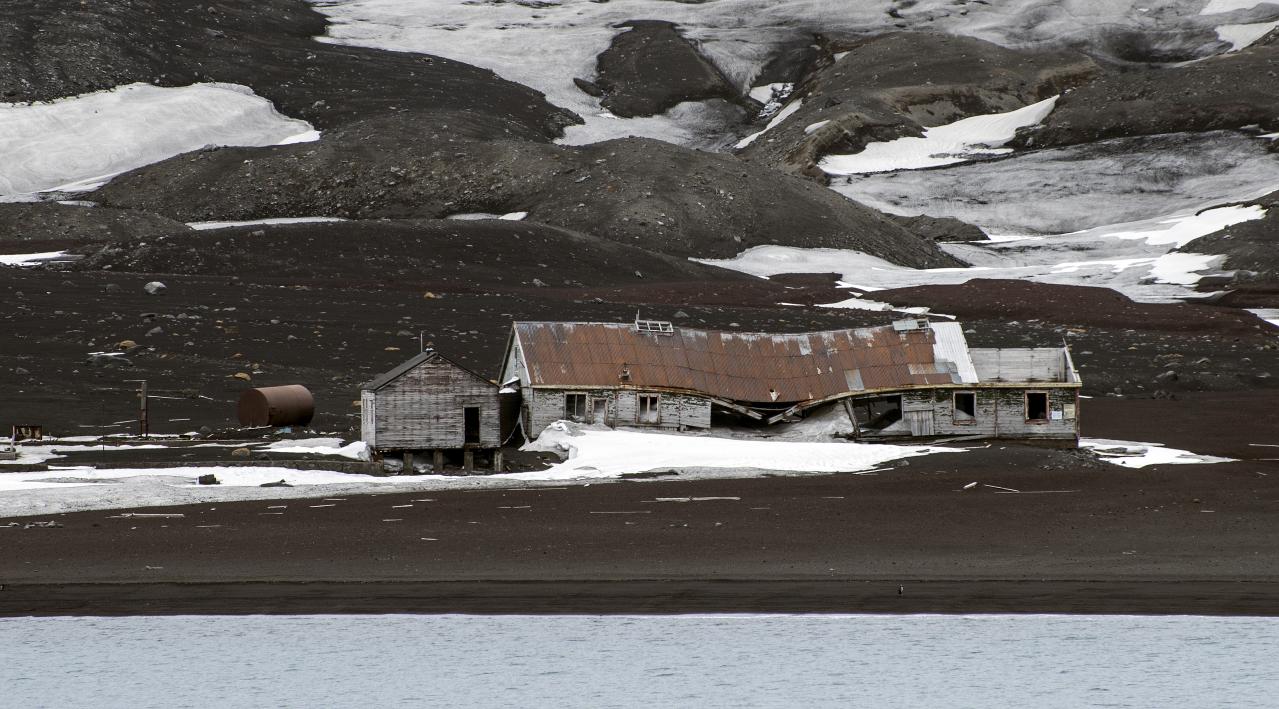 Deception island. Остров Десепшен. Острова антиподов. Заброшенный дом в Антарктиде. Остров черта.