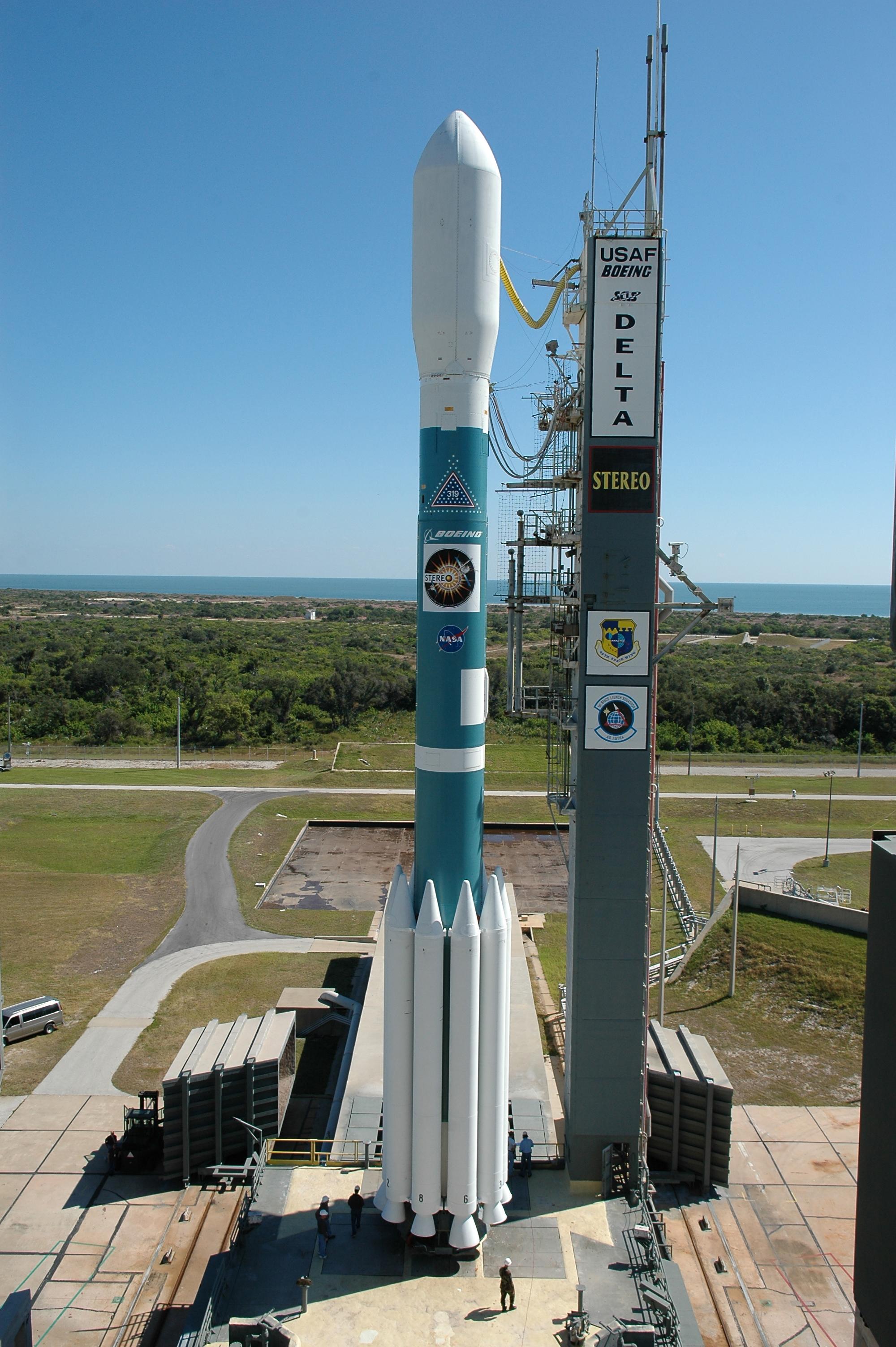 File:Delta II 7925-10L with STEREO on Launch Pad 17B.jpg - Wikimedia Commons