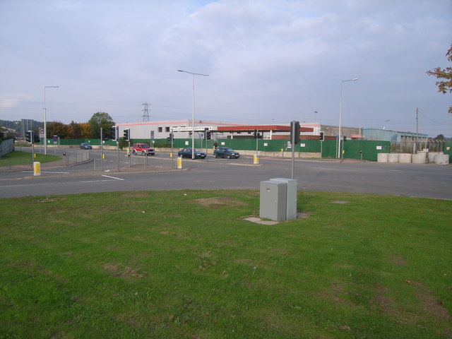 File:Disused petrol station - geograph.org.uk - 584055.jpg