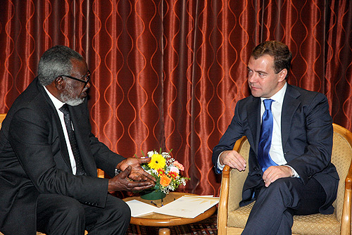 https://upload.wikimedia.org/wikipedia/commons/6/64/Dmitry_Medvedev_in_Namibia_25_June_2009-9.jpg
