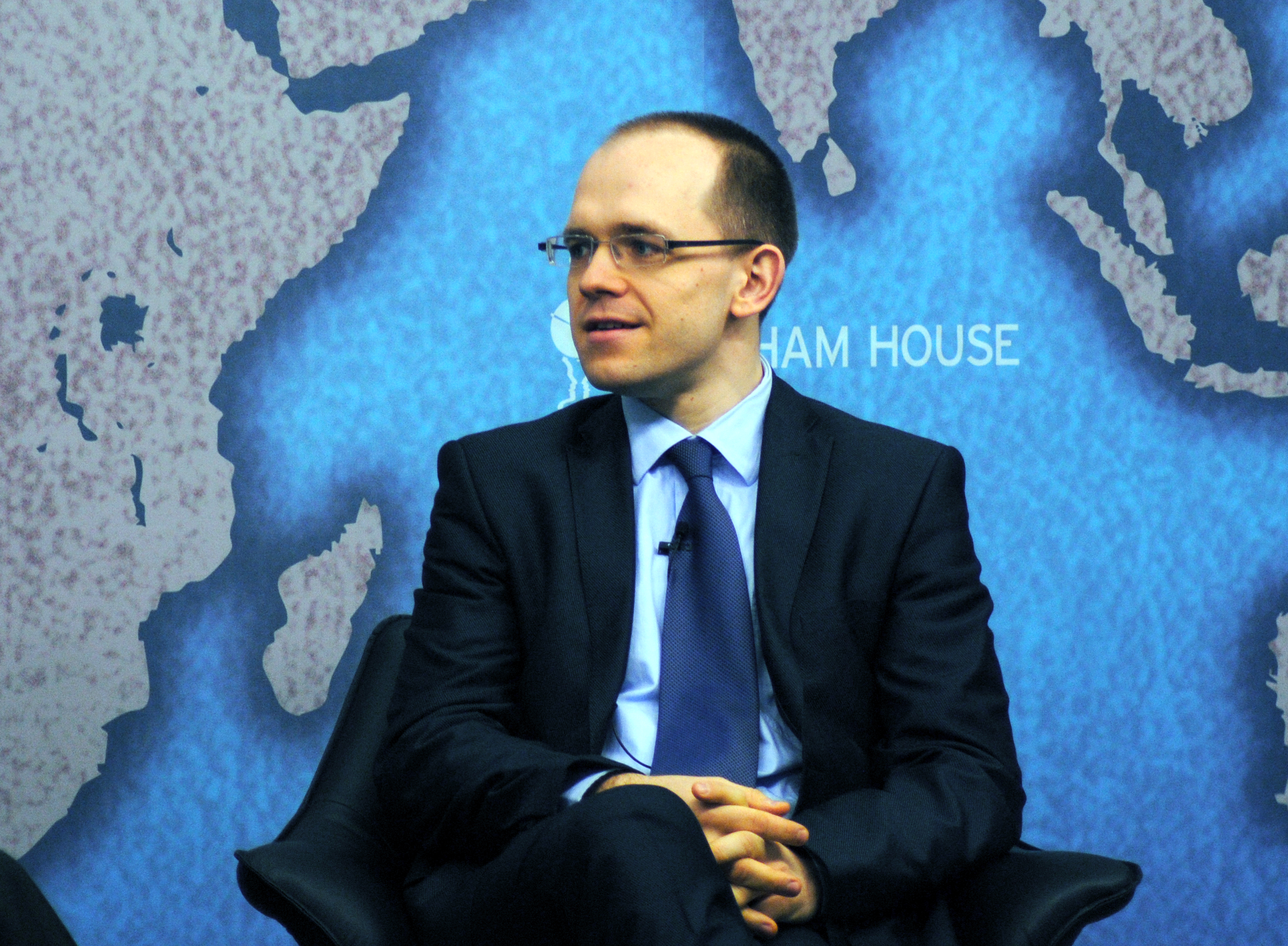 '''Evgeny Morozov''' durante o colóquio ''The Limits of Technology in an Imperfect World'' (2013) da ''[[Chatham House