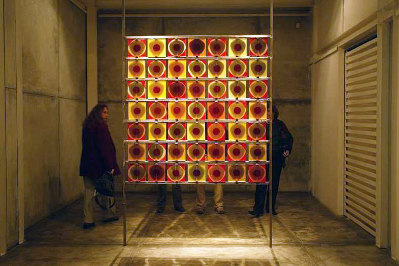 File:Instalación de la exposición "Rutilante" de Carolina Bazo.jpg