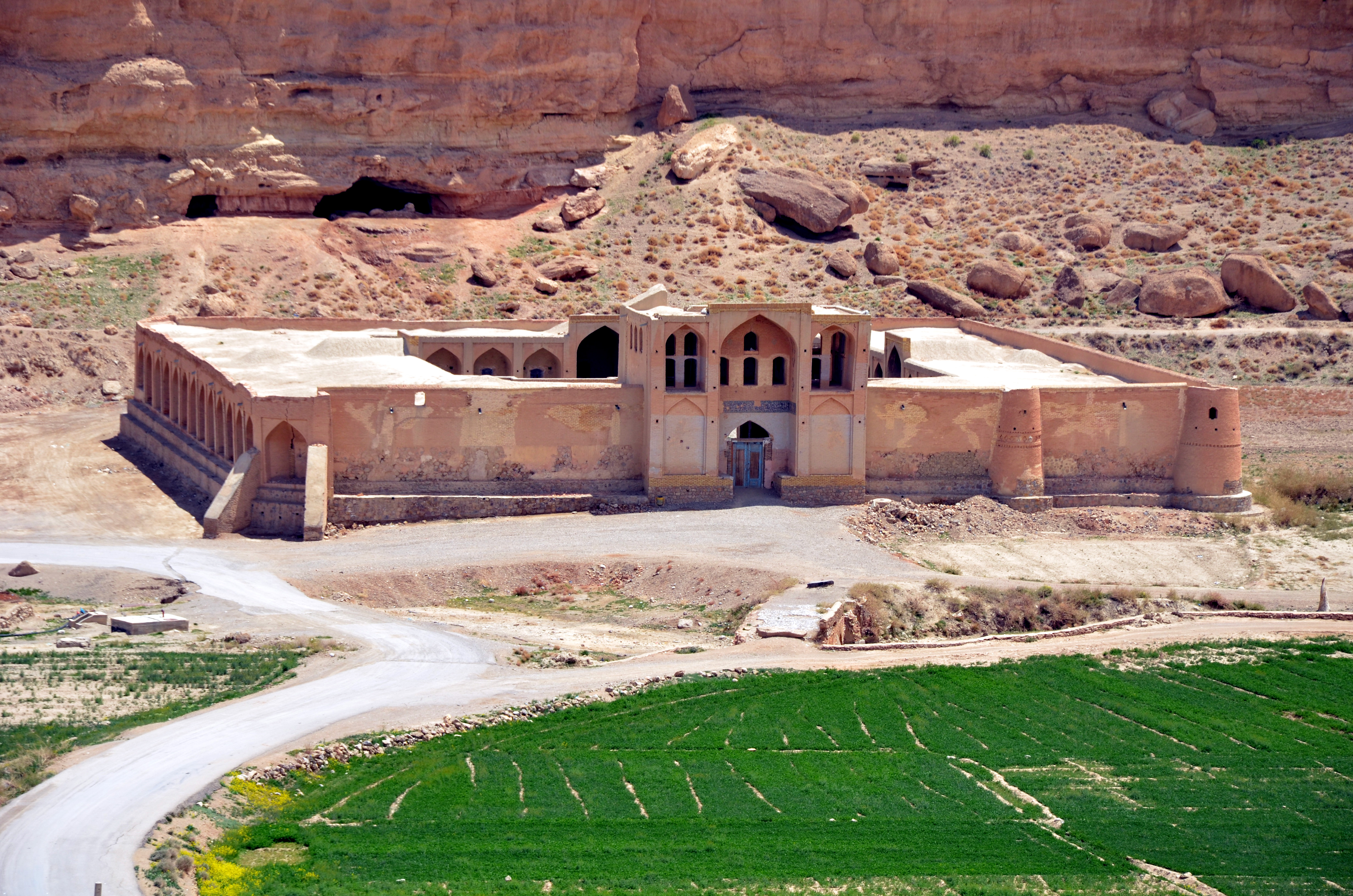 File:Izadkhast Old Caravanserai Iran.jpg