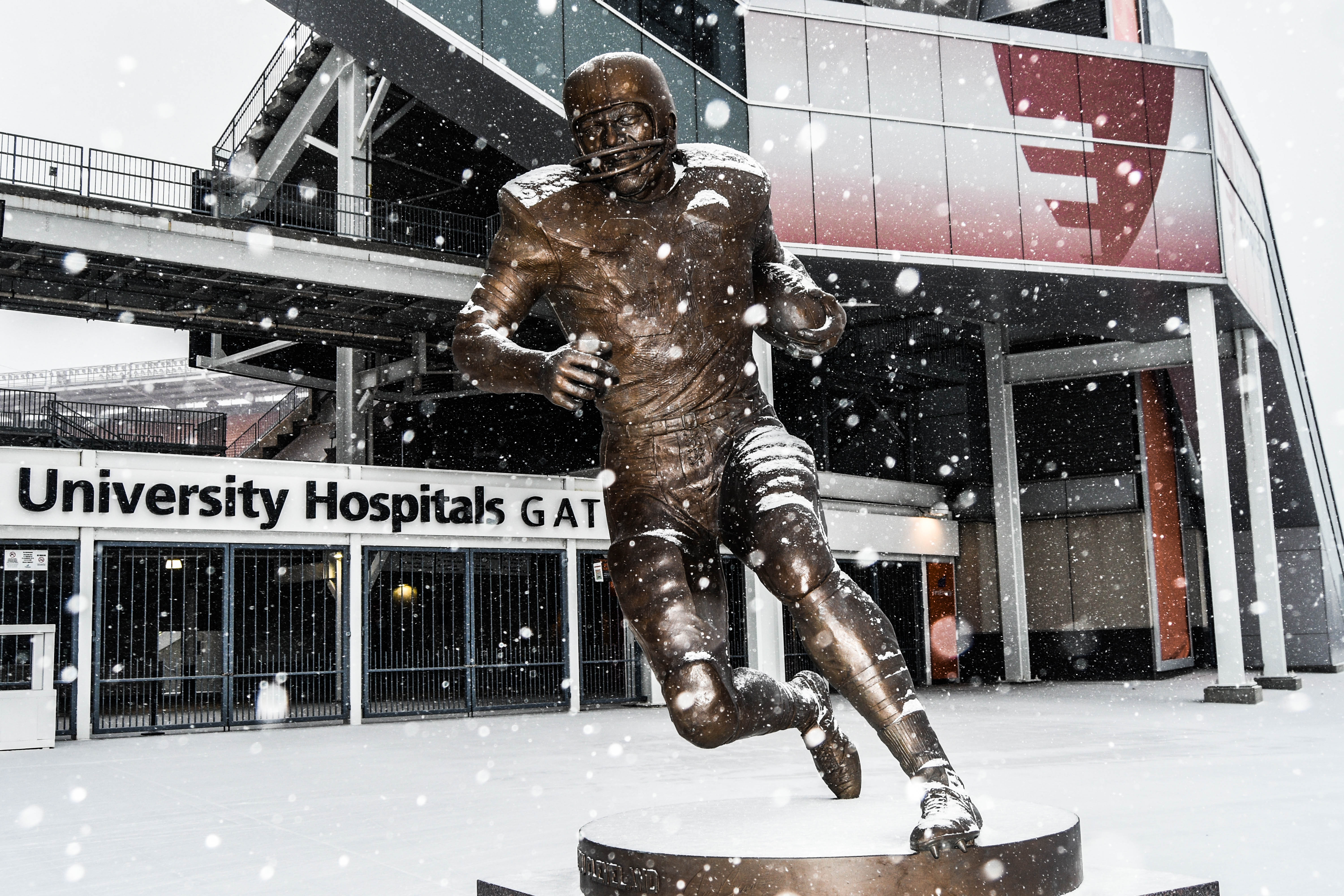 File:Jim Brown Statue (32037544411).jpg - Wikimedia Commons