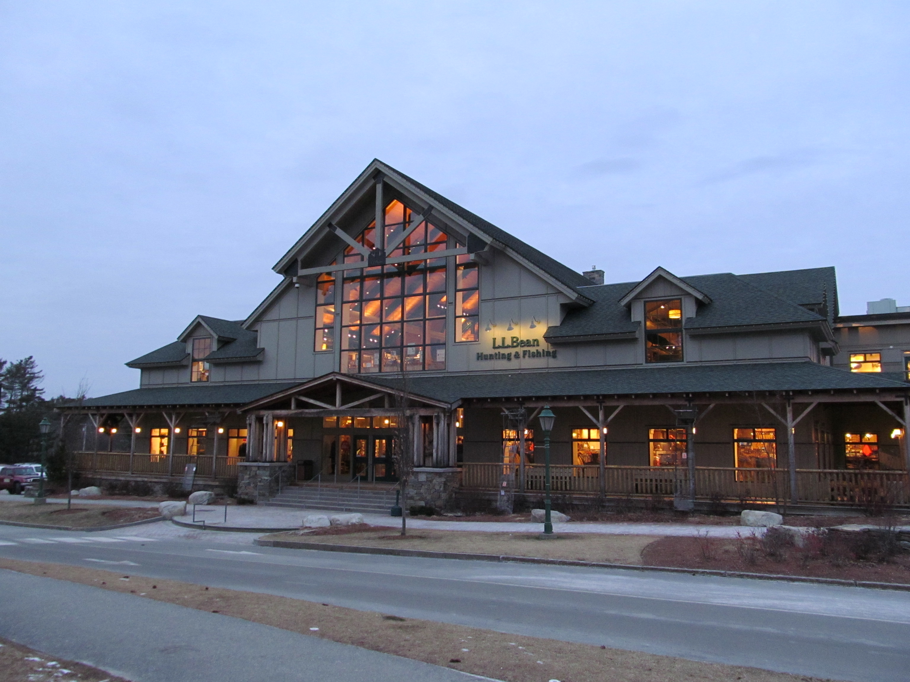 File:L.L. Bean Hunting and Fishing Store, Freeport ME.jpg - Simple