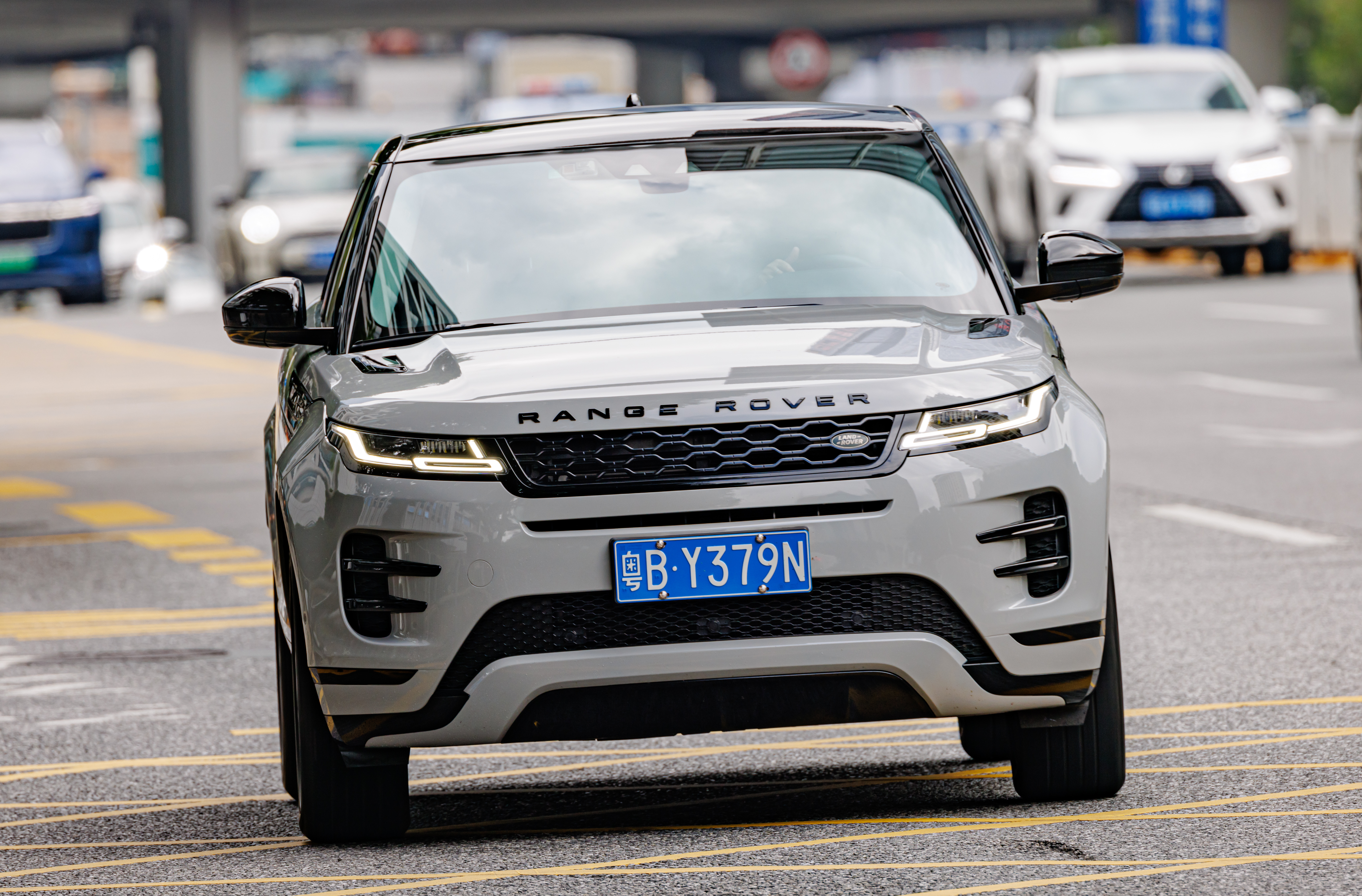 Long-Wheelbase Land Rover Range Rover Evoque L Debuts In China