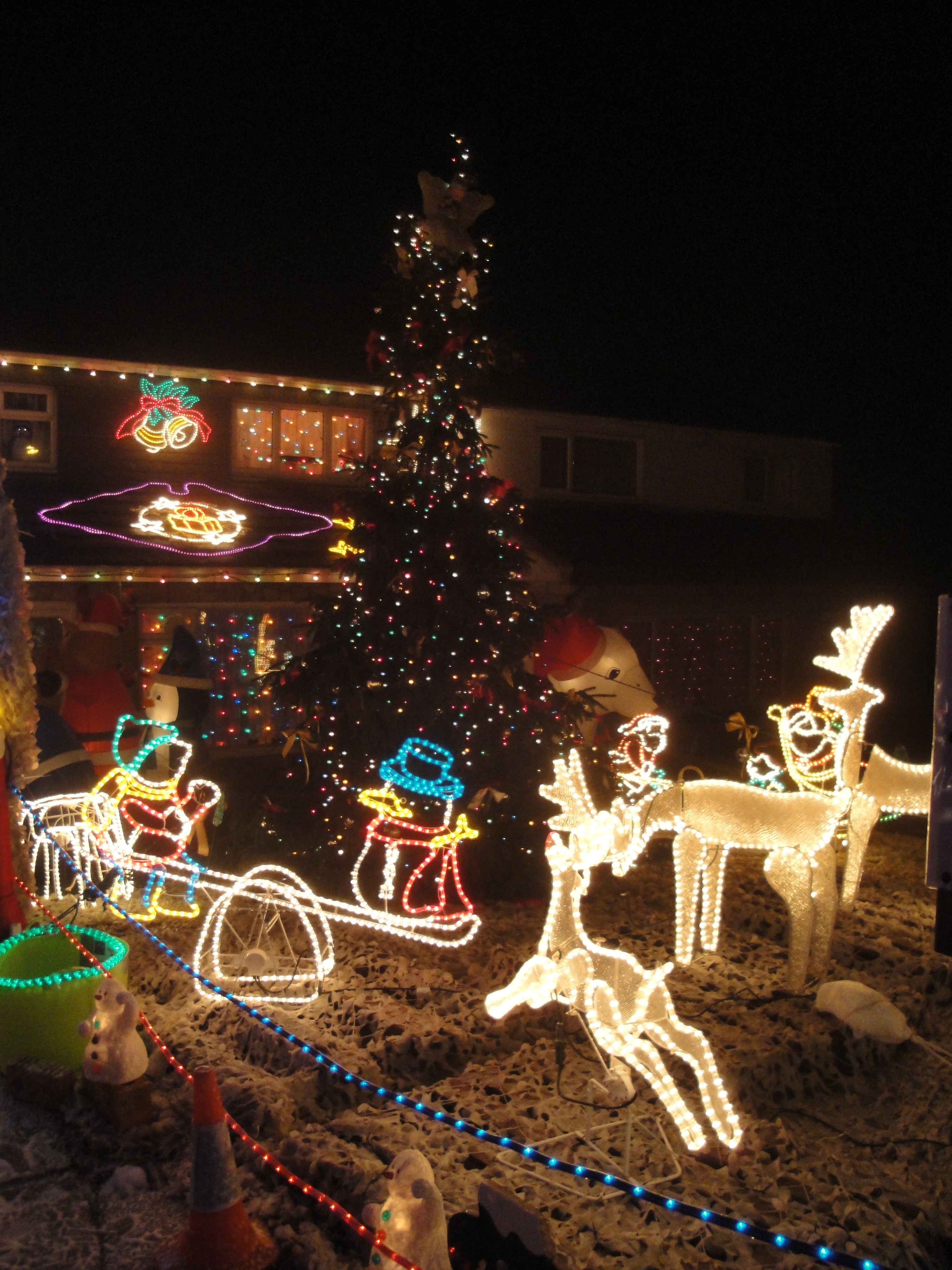 File:Newport Long Lane house Christmas decorations 2010 2 