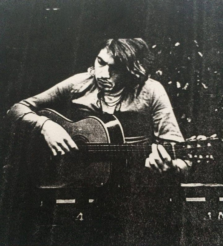 Pappo tocando la guitarra criolla en una plaza, circa 1967.