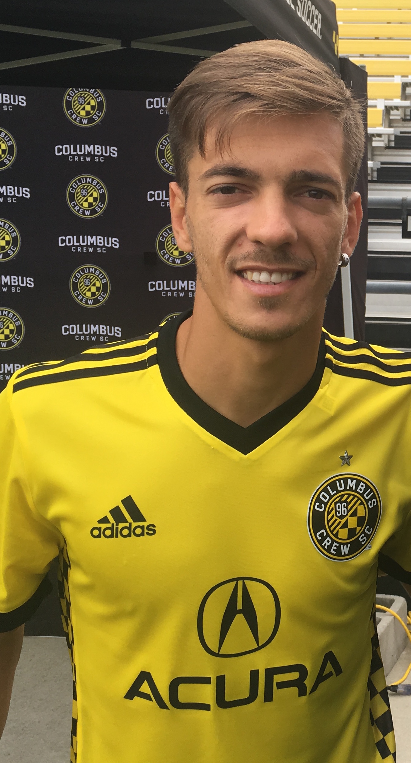 Columbus Crew re-signs midfielder Pedro Santos