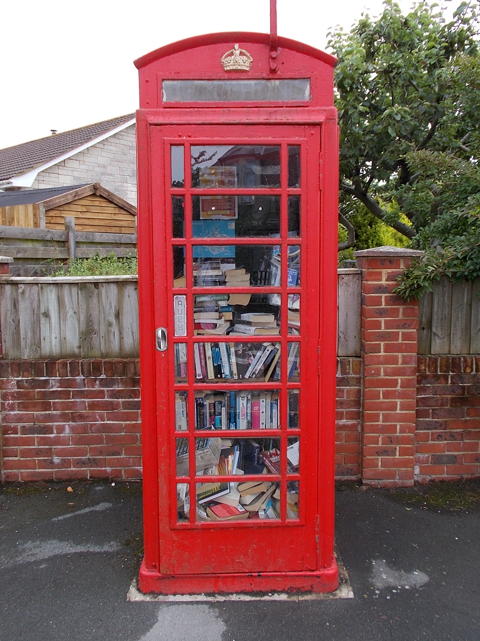 File:Phone box library, Whitwell, IW, UK.jpg - Wikimedia ...