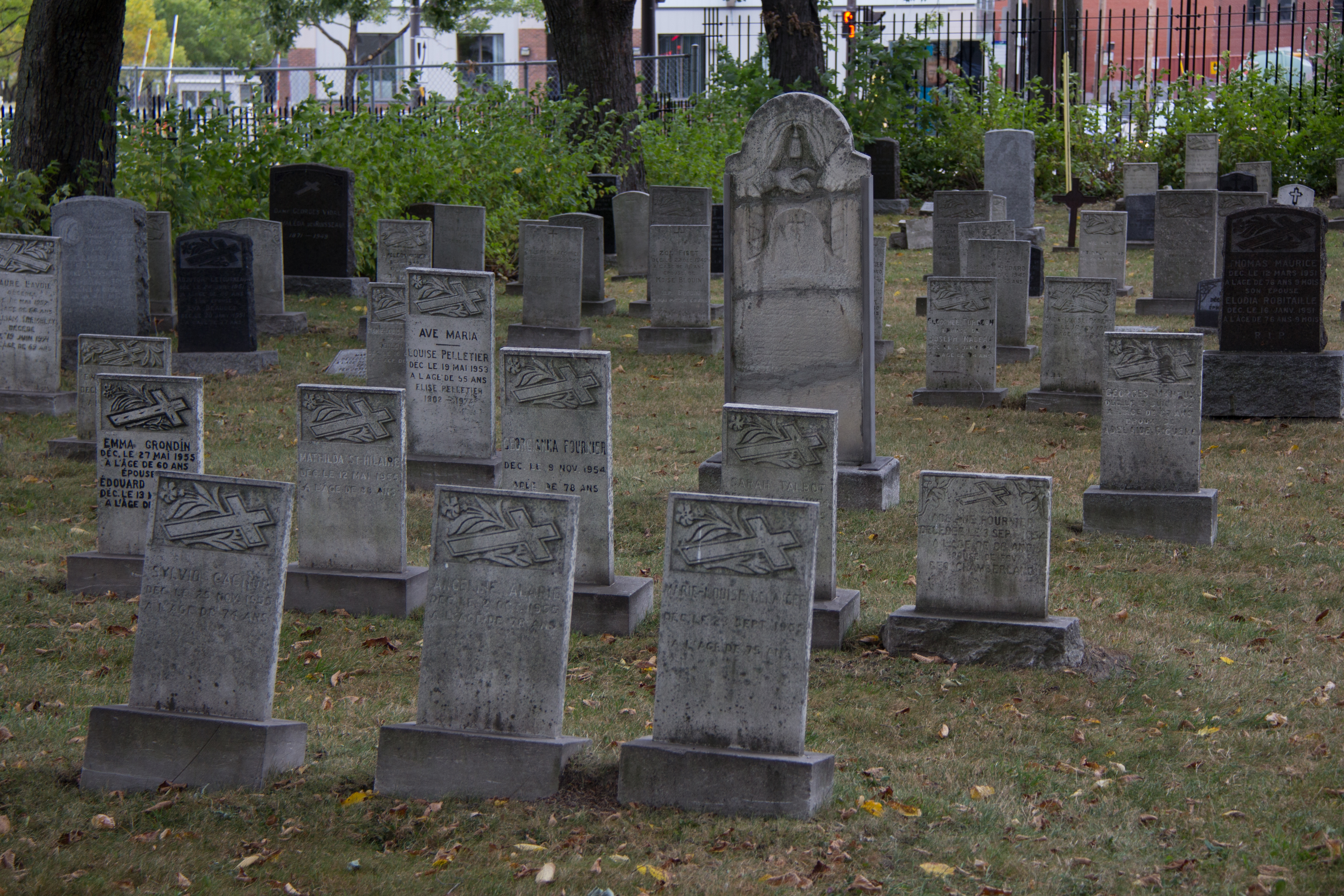 File:Pierre tombale au cimetière de l'hopital général de Québec.jpg -  Wikipedia