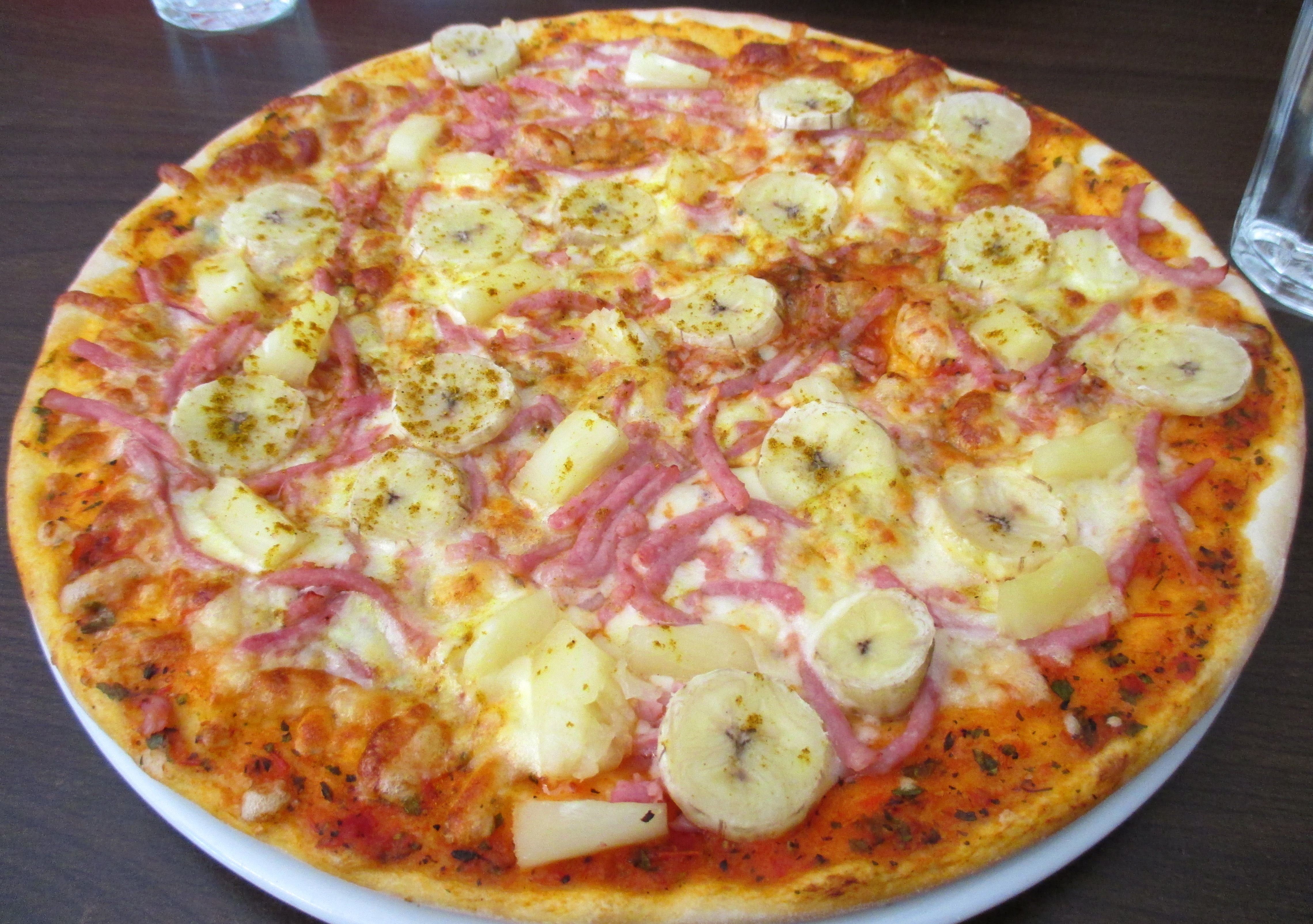 Pizza_Hawaii_Special_p%C3%A5_Pizzeria_Papillon_i_Sala_1343.jpg