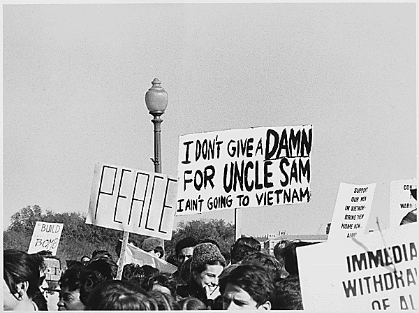 Public_Domain-_Protesting_the_Vietnam_War_by_Frank_Wolfe,_October_21,_1967_(NARA)