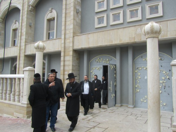 File:Rabbi ifergan inside the breslev synagogue.JPG