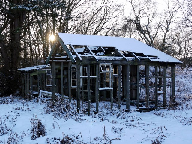 File:Ruined chalet, Old Rothbury - geograph.org.uk - 1152156.jpg