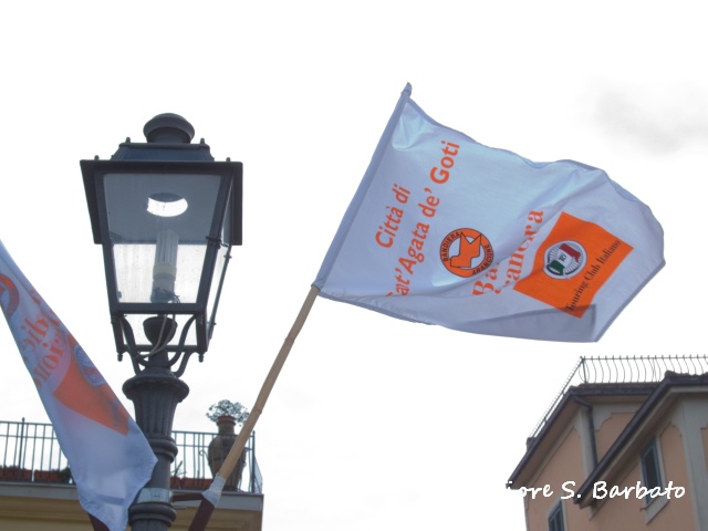 File:Sant'Agata de' Goti - bandiera arancione 1.jpg