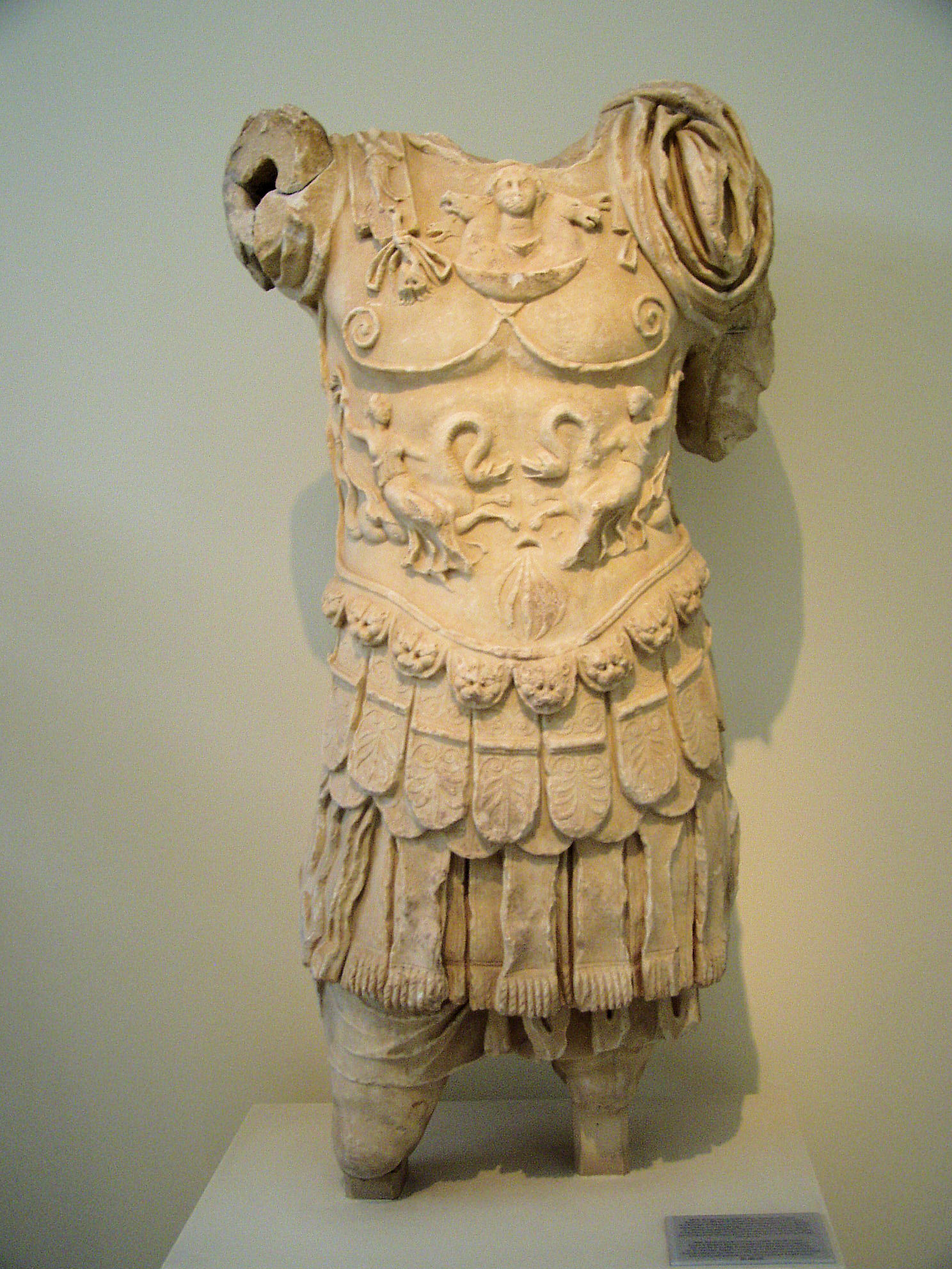 Statue of a man wearing a corselet NAMA 1644 (DerHexer).JPG