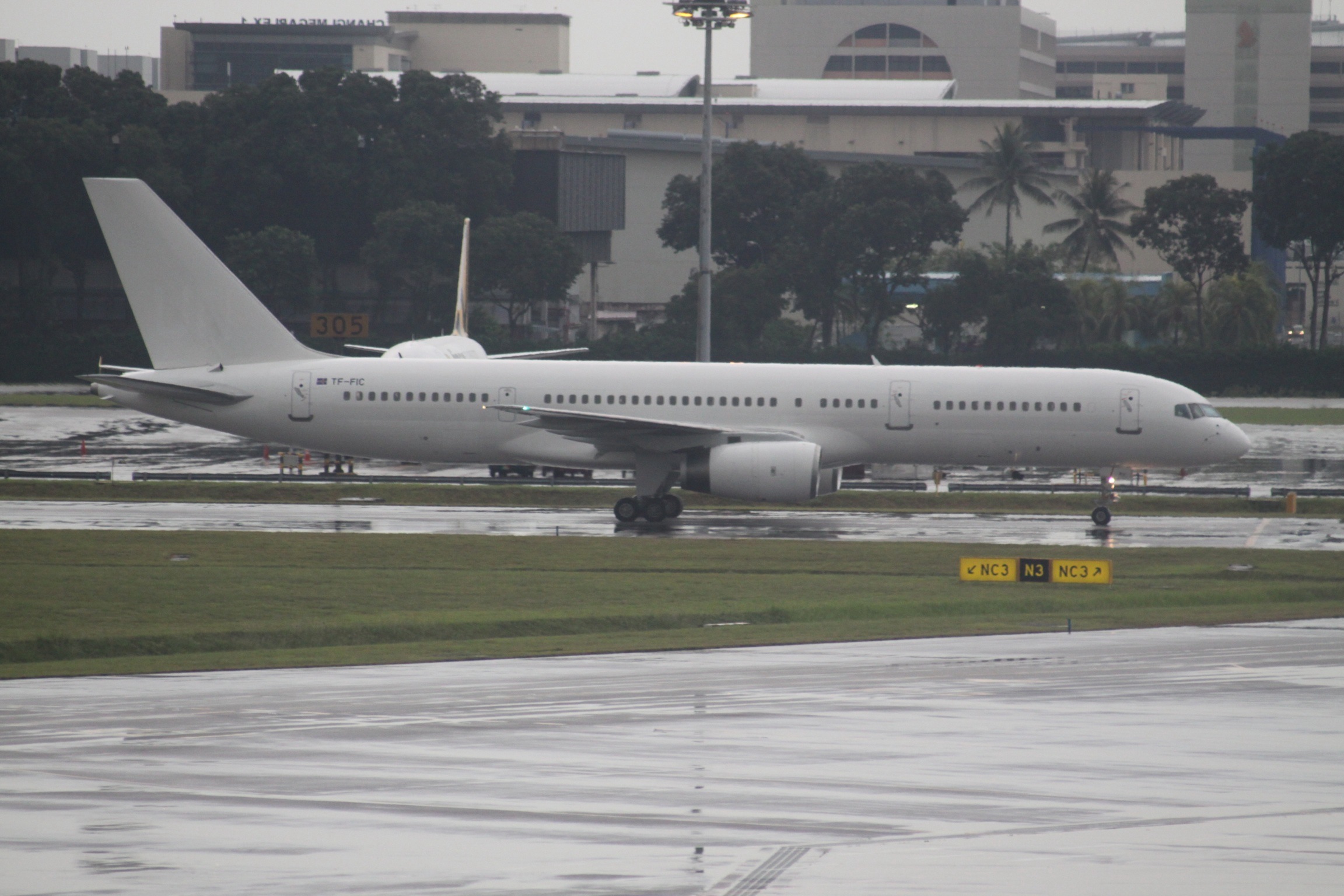 File:TF-FIC Boeing 757 All White C-s (7921088378).jpg - Wikimedia