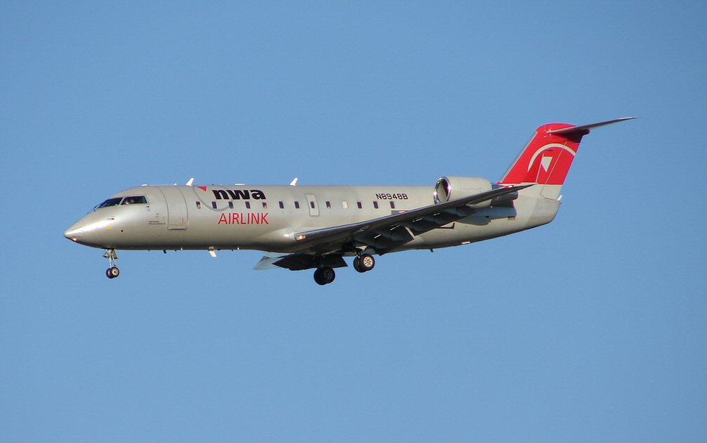 The CRJ at MSP (552368866).jpg