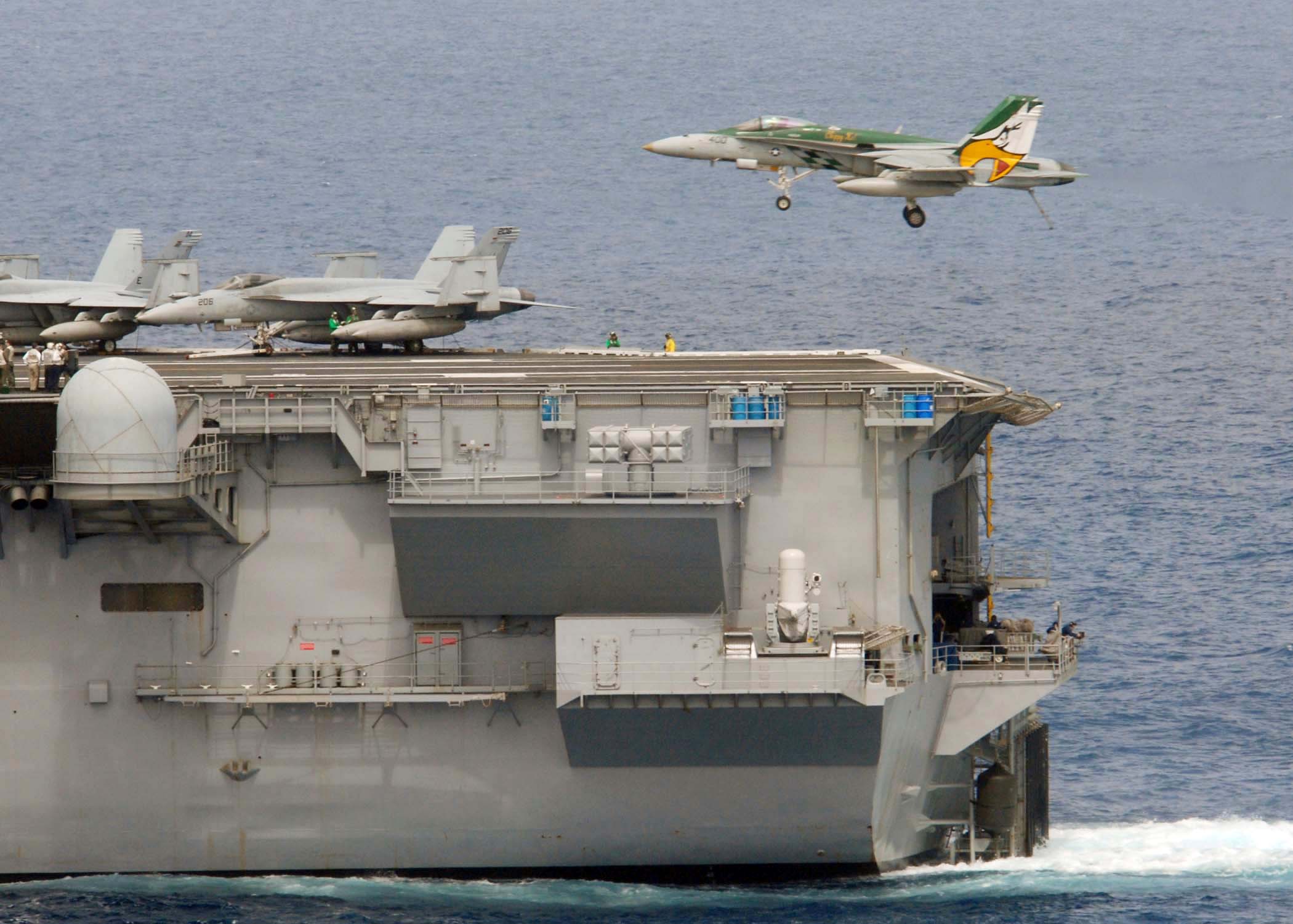 ファイル:US Navy 080828-N-9565D-099 An F-A-18C Hornet lands aboard the flight  deck of the aircraft carrier USS George Washington (CVN 73).jpg - Wikipedia
