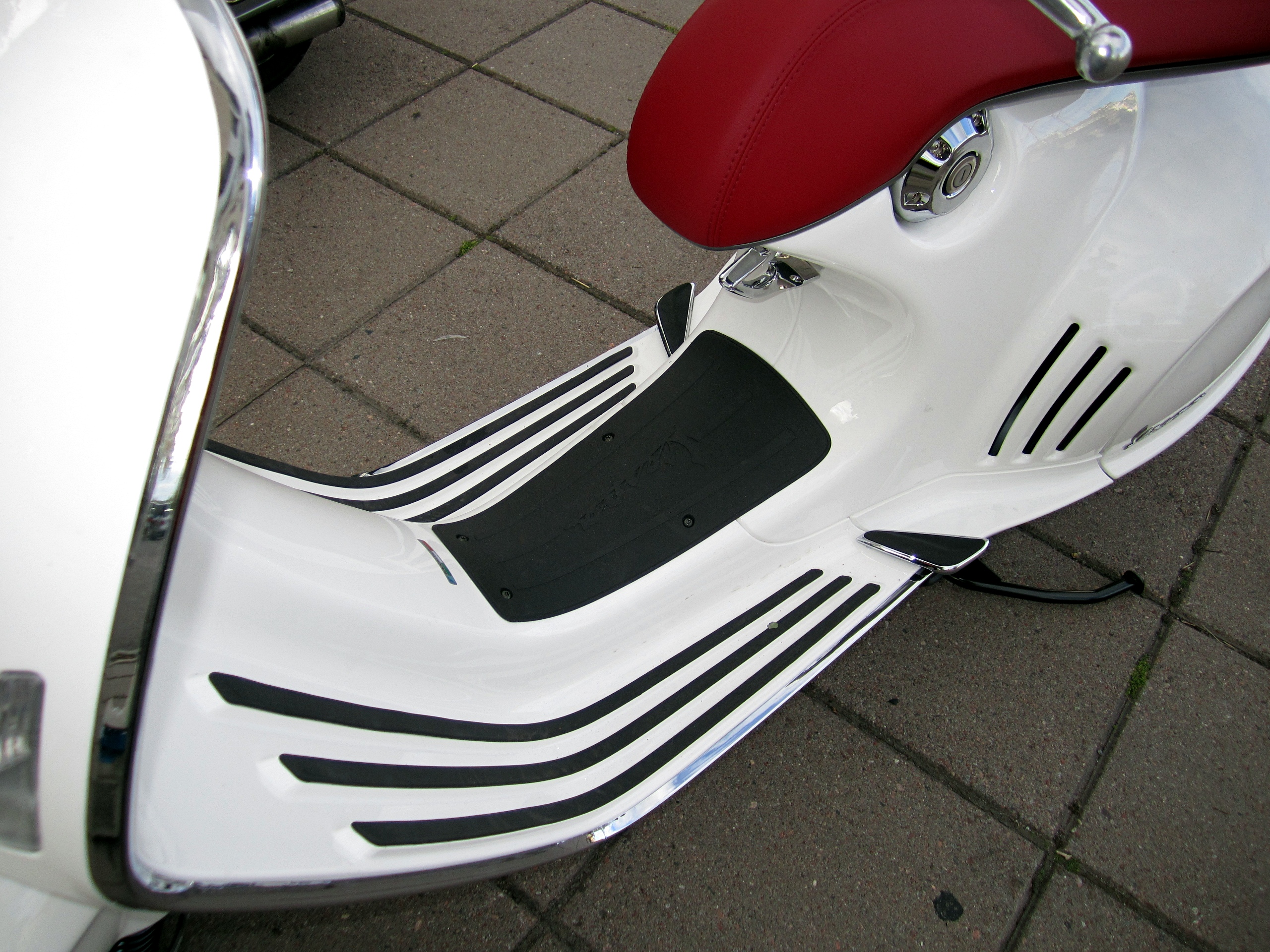 Vespa 946 2013 Foot BoardJPG 25601920 Pixel Vespa New 946