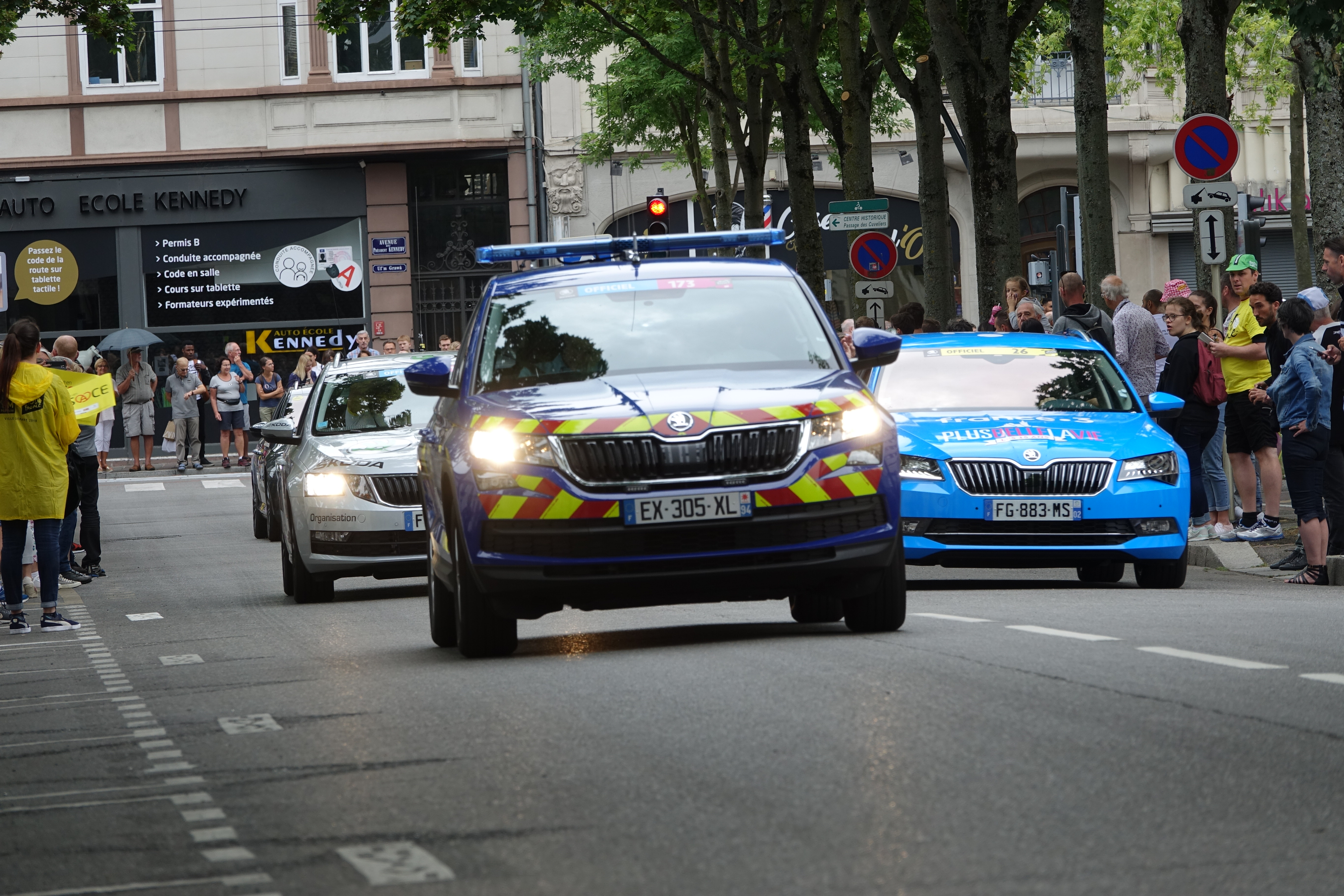 File:Voiture radar banalisé Opel, Gendarmerie nationale - 1.jpg - Wikimedia  Commons