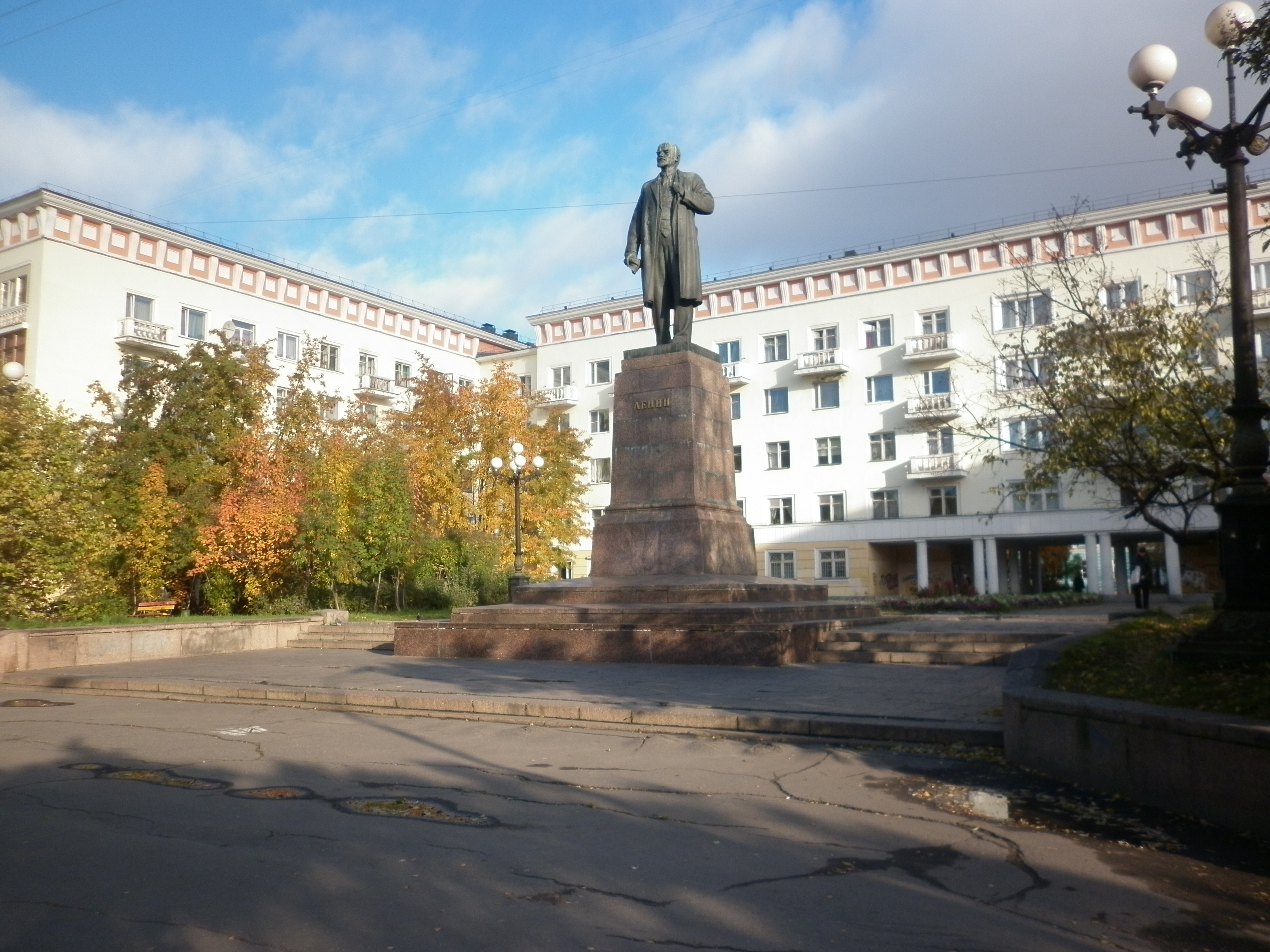 Проспект ленина памятник ленину. Памятник Ленину (Мурманск). Памятник Ленина проспект Ленина Мурманск. Сквер им. Ленина Мурманск. Ленина 63 Мурманск.