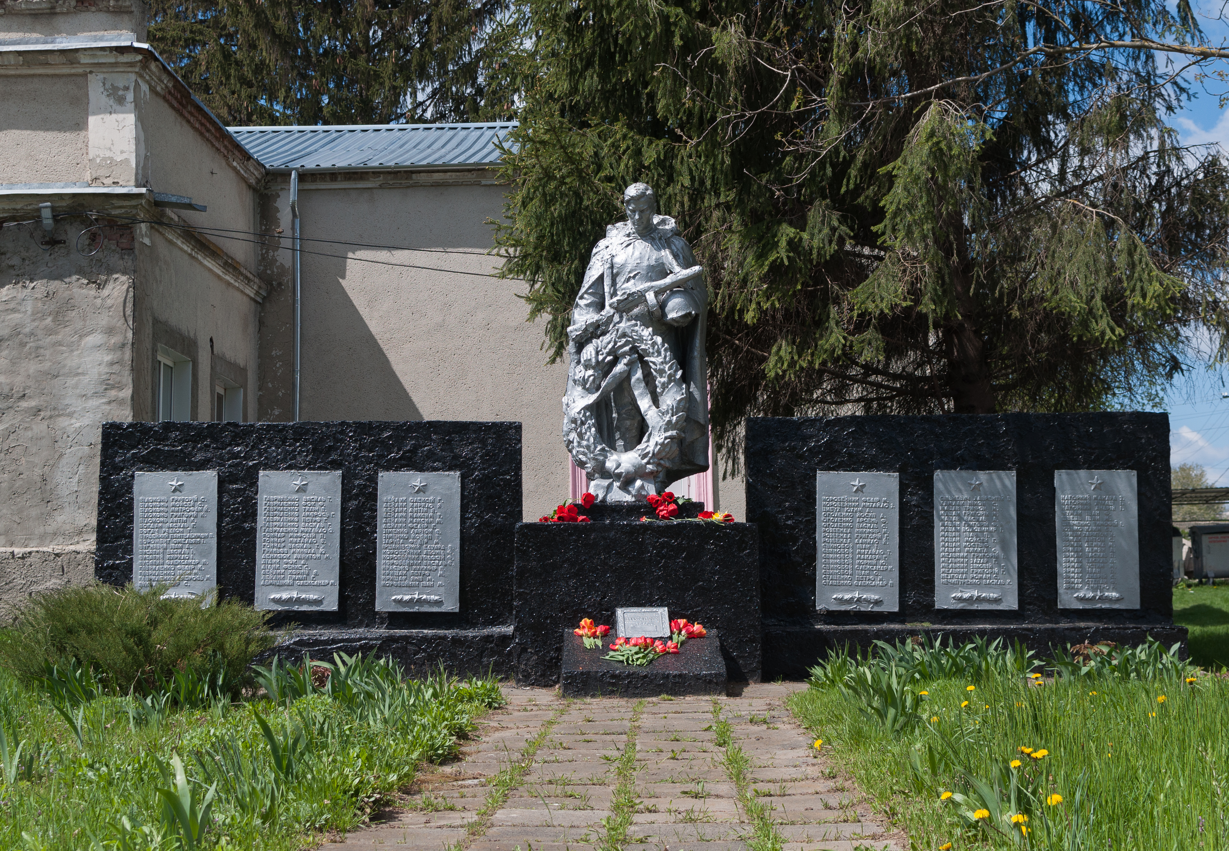 Памятник жертвам геноцида в гатчине